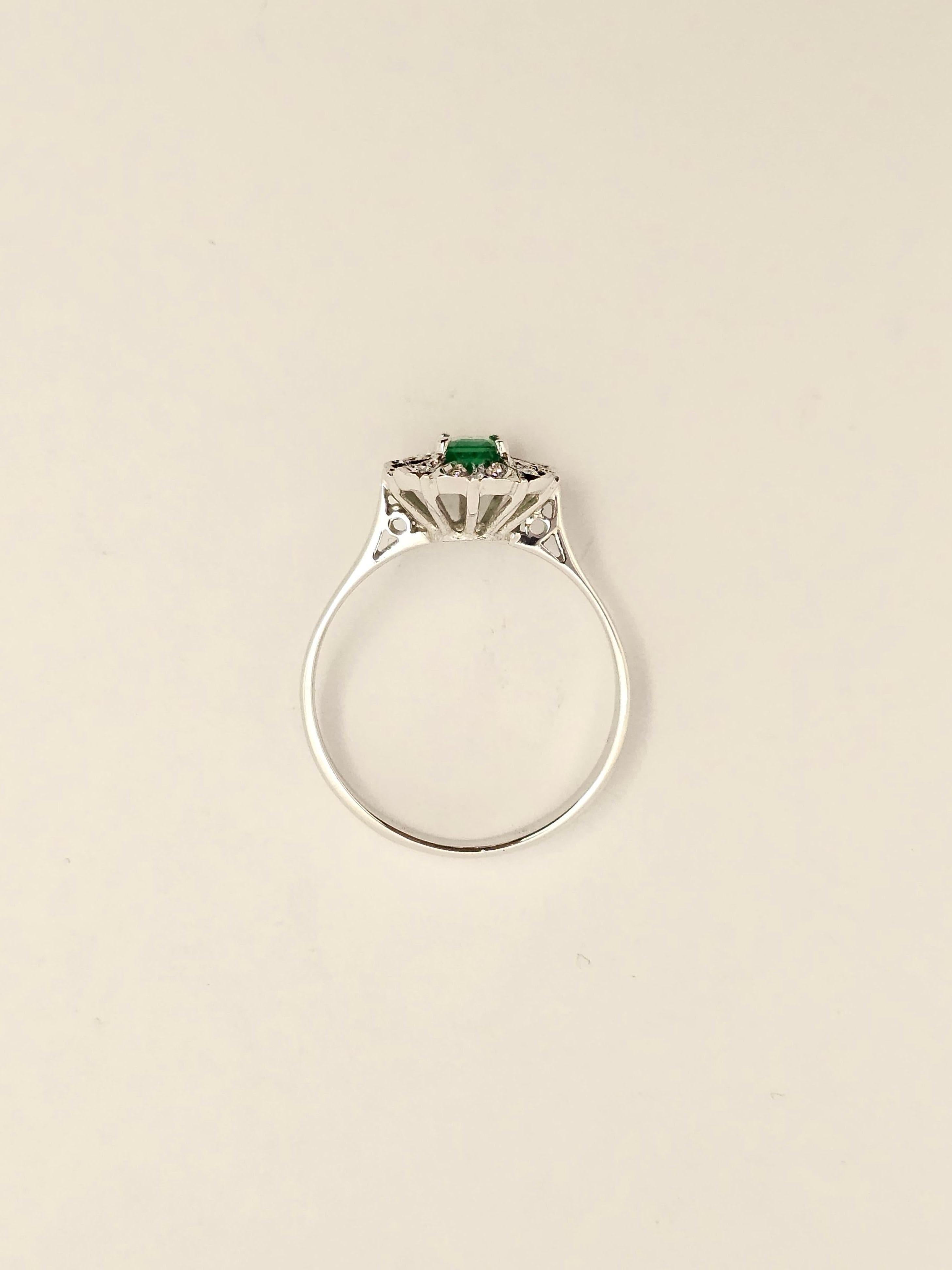 Women's Vintage Ring with Colombian Emerald and Diamonds in 18KT White Gold For Sale