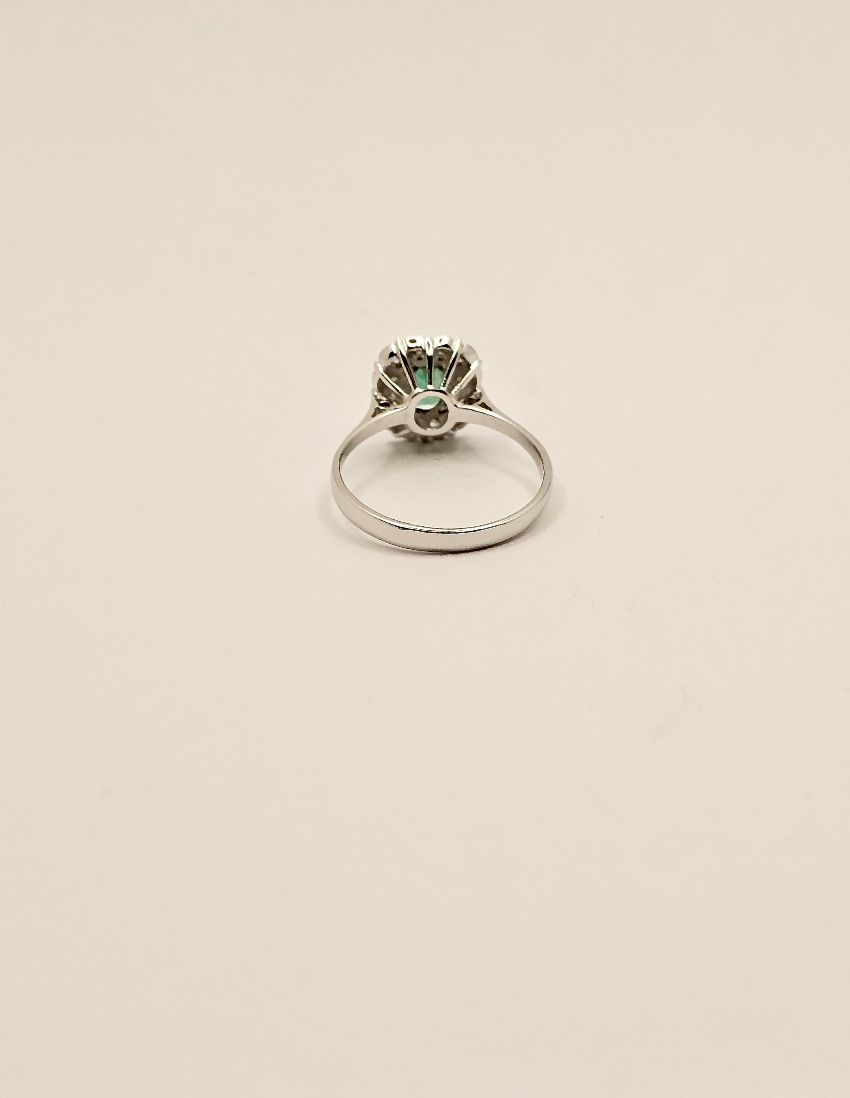 Vintage Ring with Colombian Emerald and Diamonds in 18KT White Gold For Sale 2