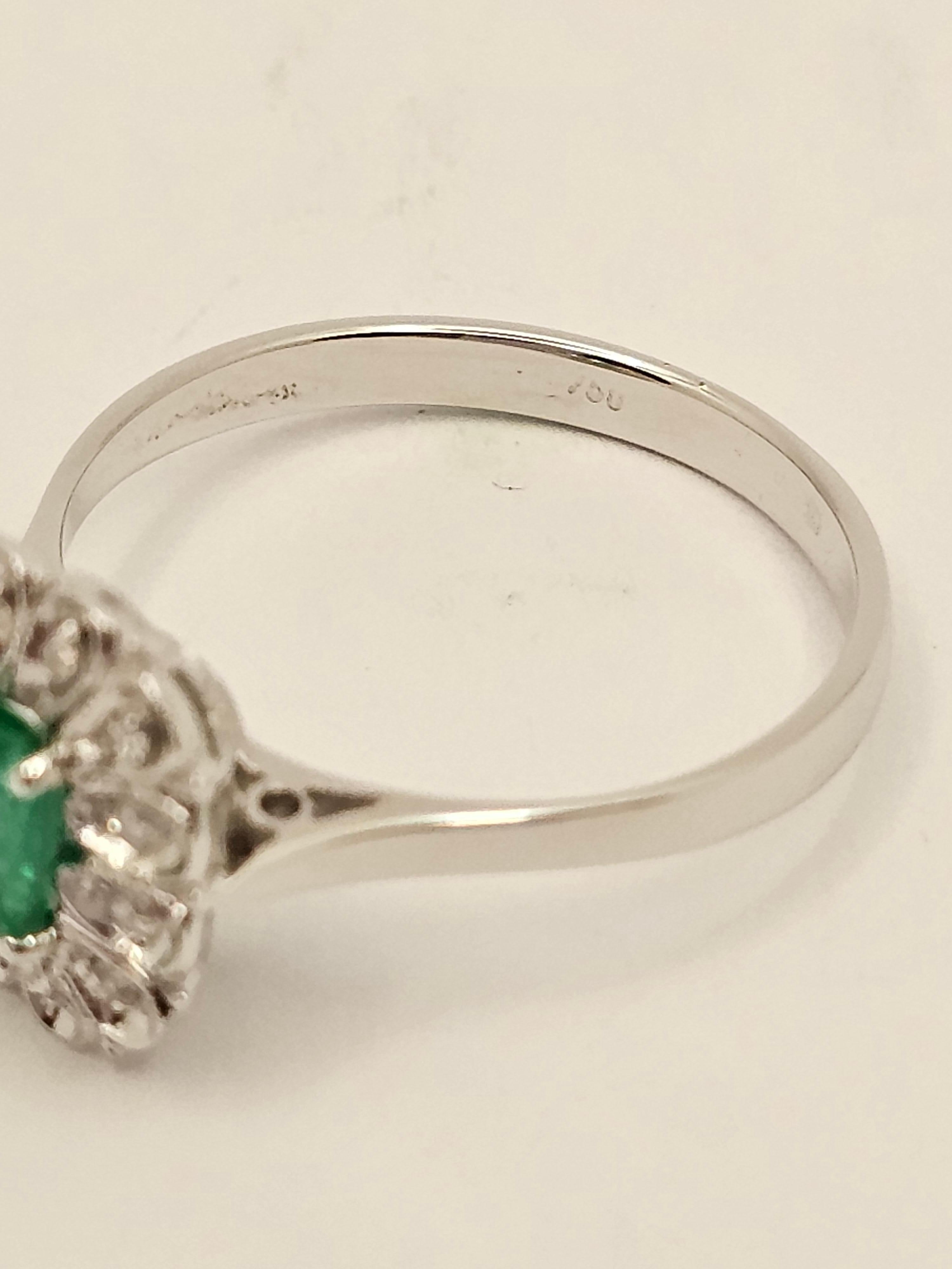 Vintage Ring with Colombian Emerald and Diamonds in 18KT White Gold For Sale 2
