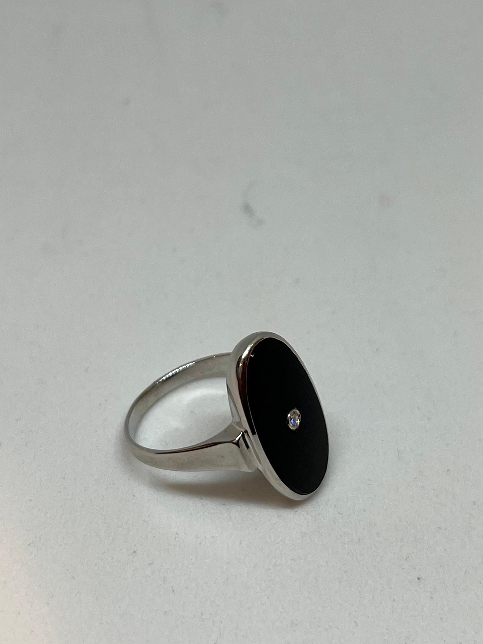 Oval Cut Vintage onyx ring with central diamond For Sale
