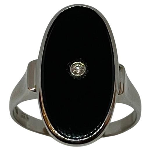 Vintage onyx ring with central diamond