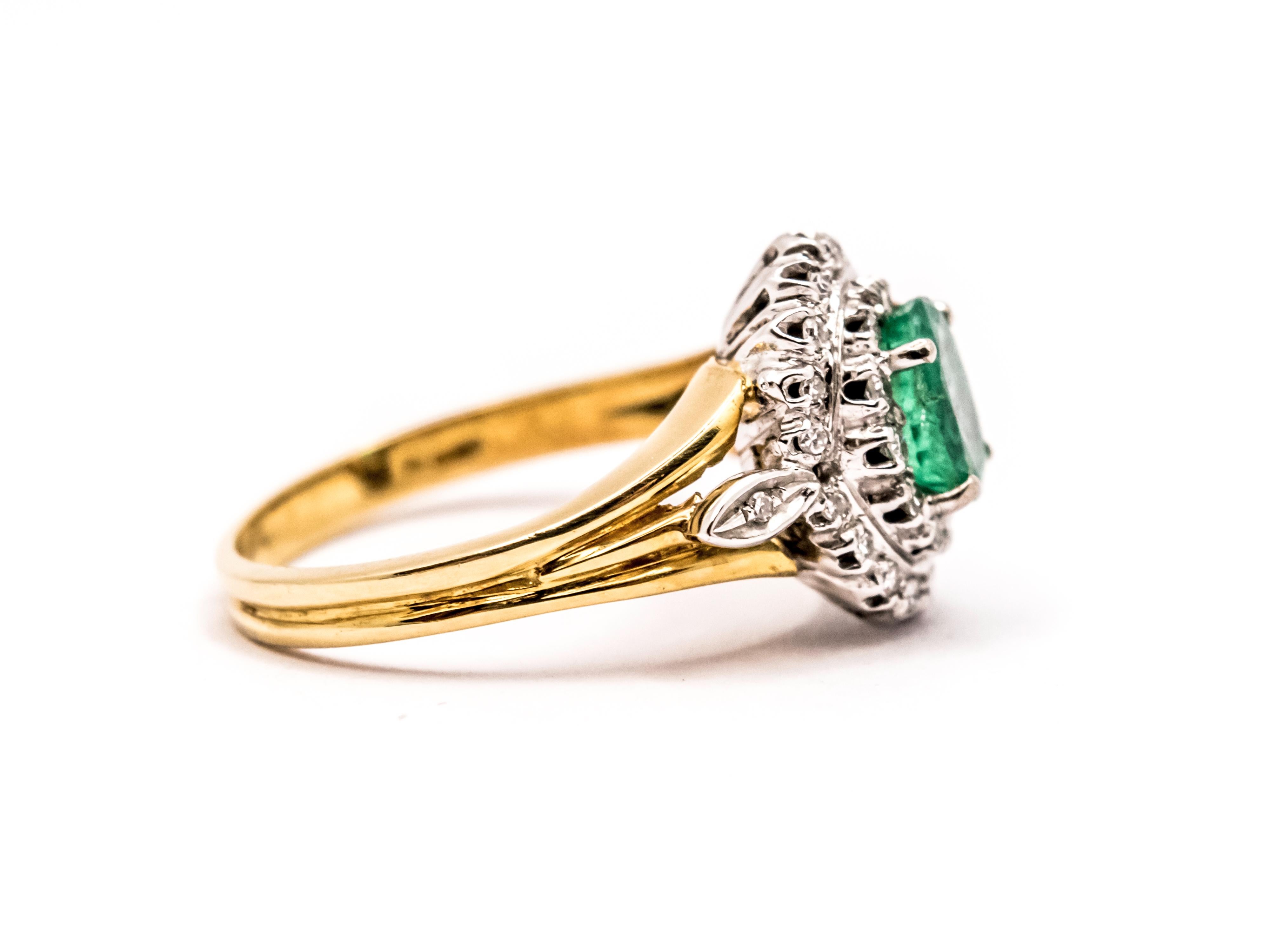 Vintage 18 Kt Gold Oval Smaragd und Diamant Ring (Retro) im Angebot