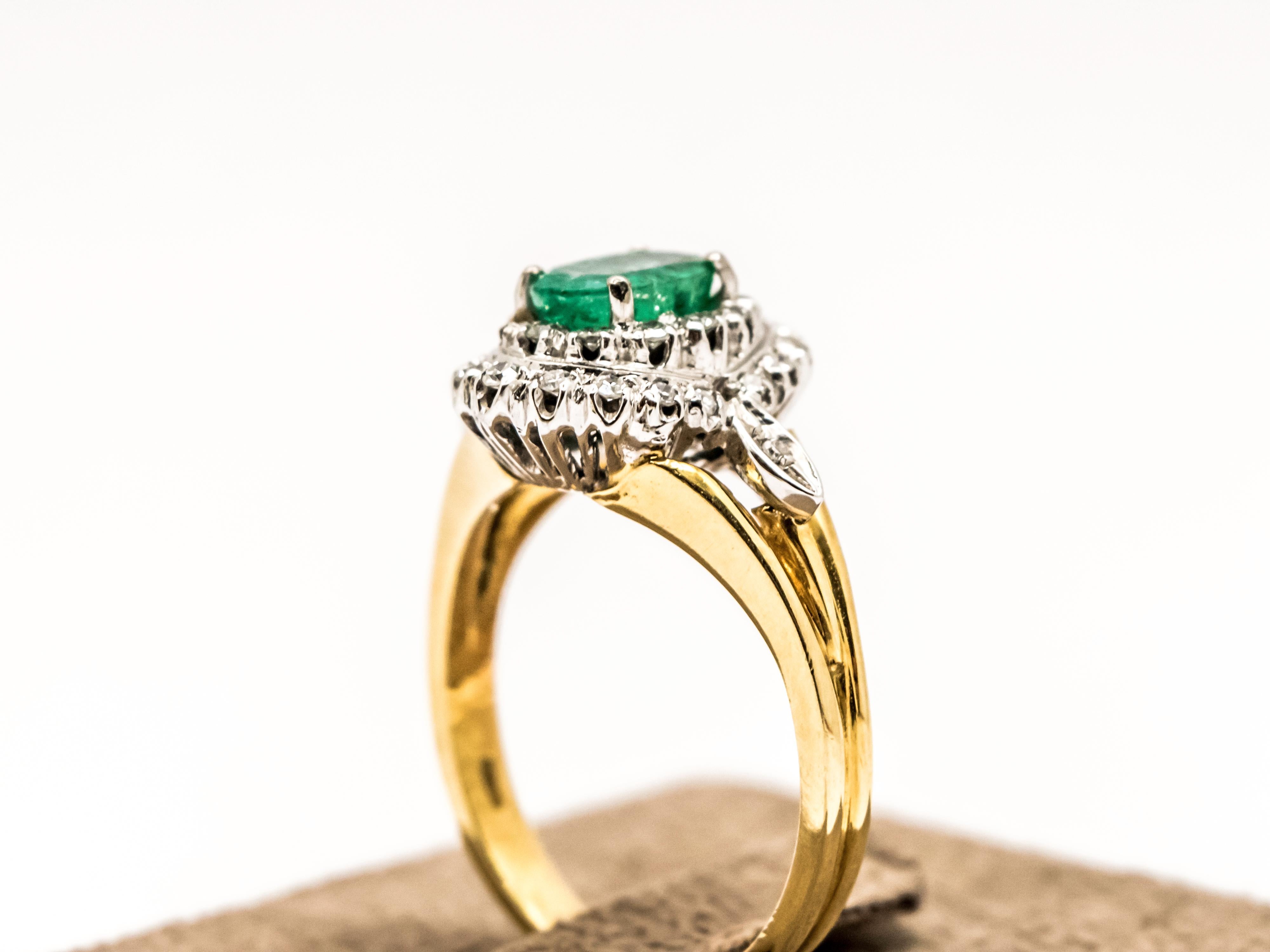 Vintage 18 Kt Gold Oval Smaragd und Diamant Ring Damen im Angebot