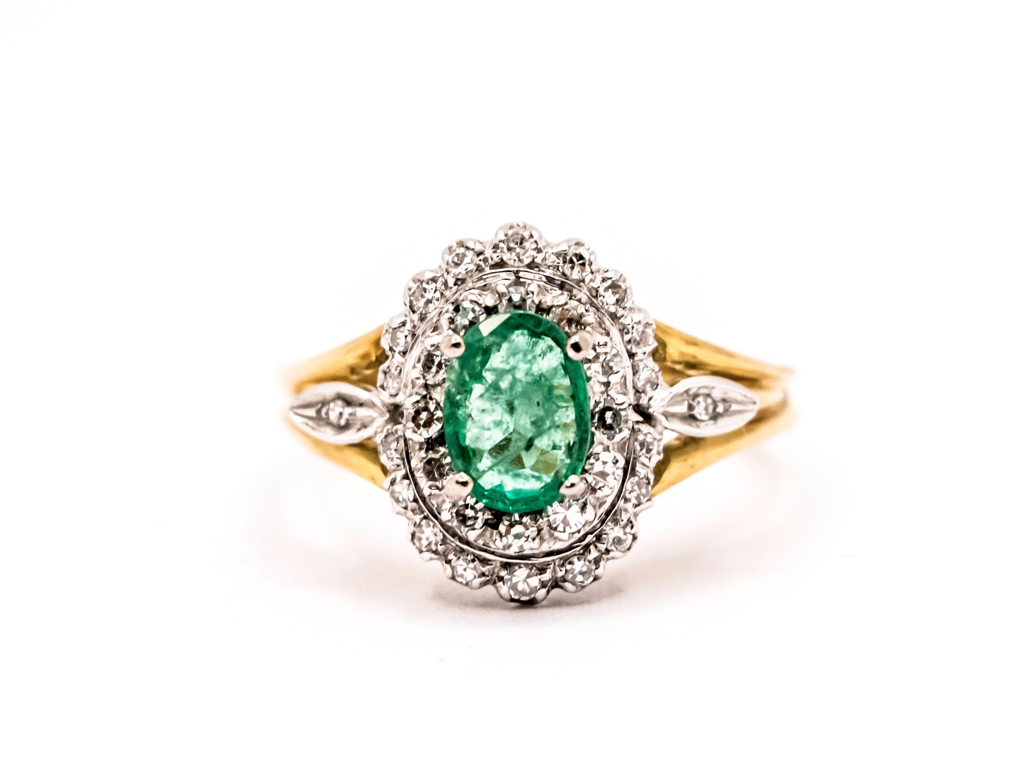 Anello Vintage in Oro 18 Kt Smeraldo Ovale e Diamanti in vendita 2