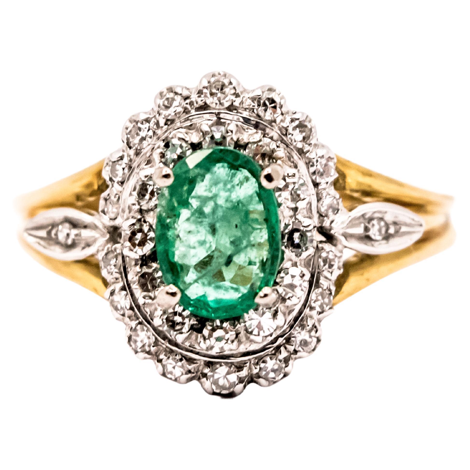 Vintage 18 Kt Gold Oval Smaragd und Diamant Ring im Angebot