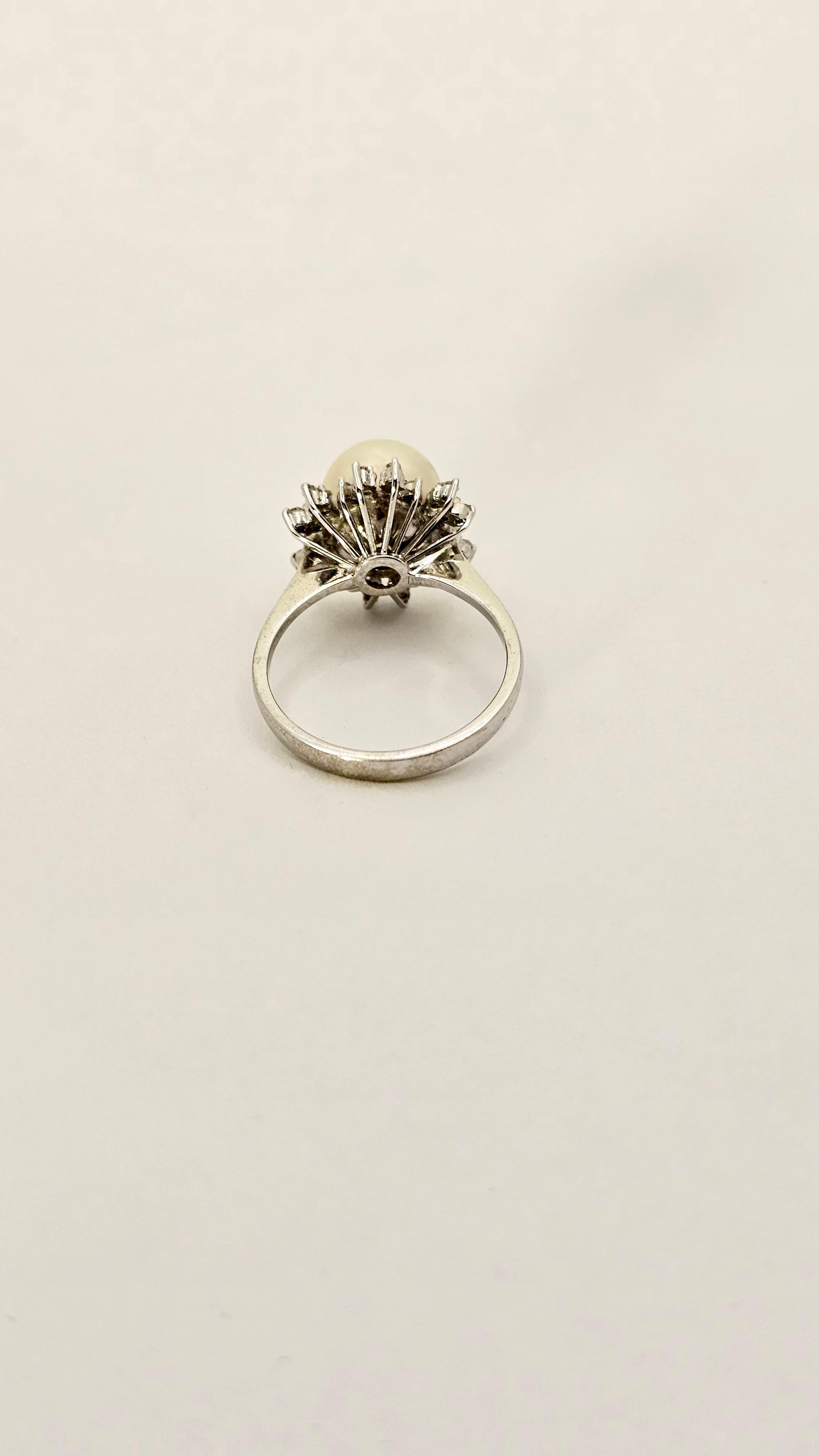Brilliant Cut Vintage Ring in 18Kt White Gold, Pearl and Diamonds For Sale