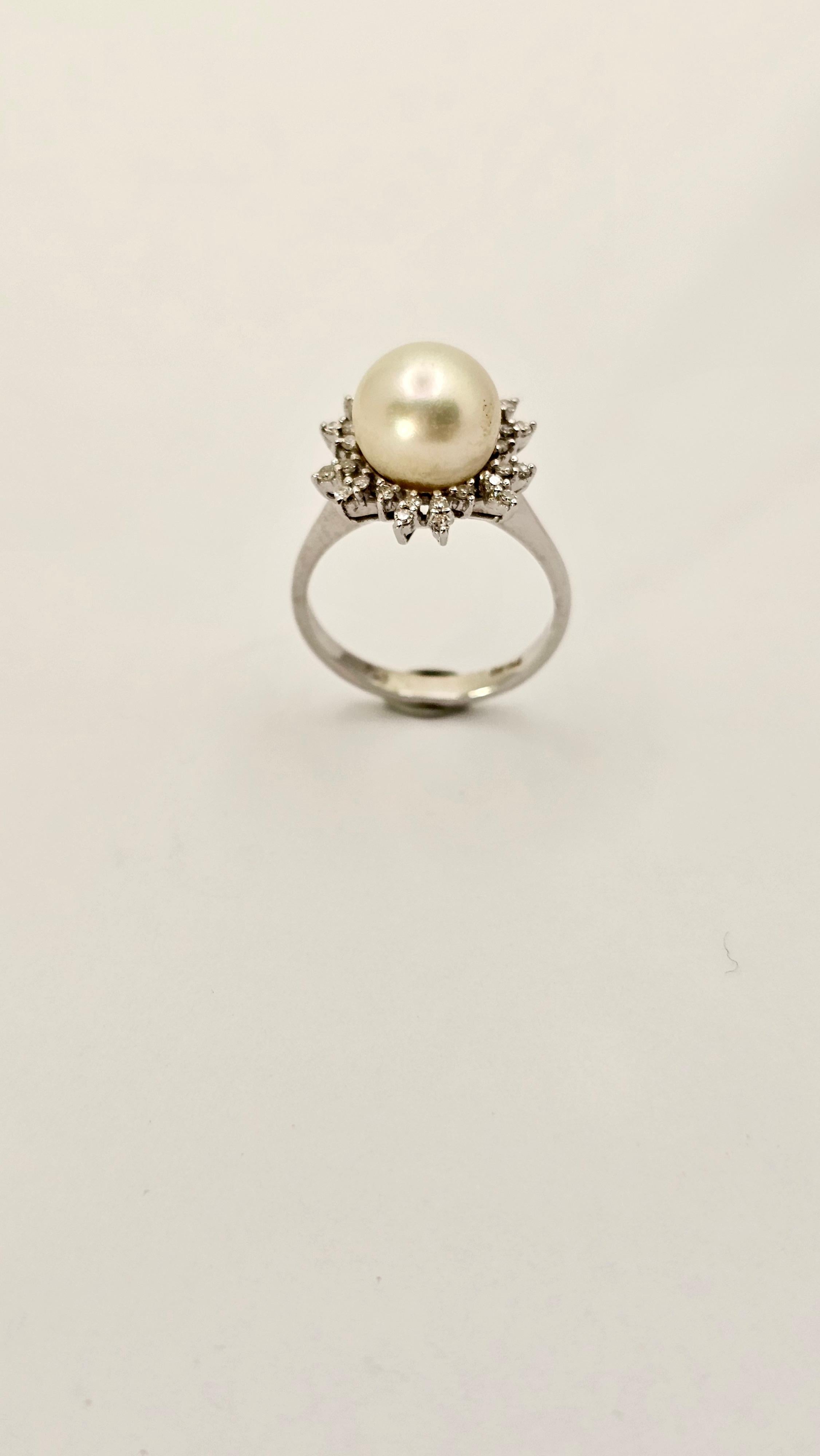 Vintage Ring in 18Kt White Gold, Pearl and Diamonds In New Condition For Sale In Cattolica, IT