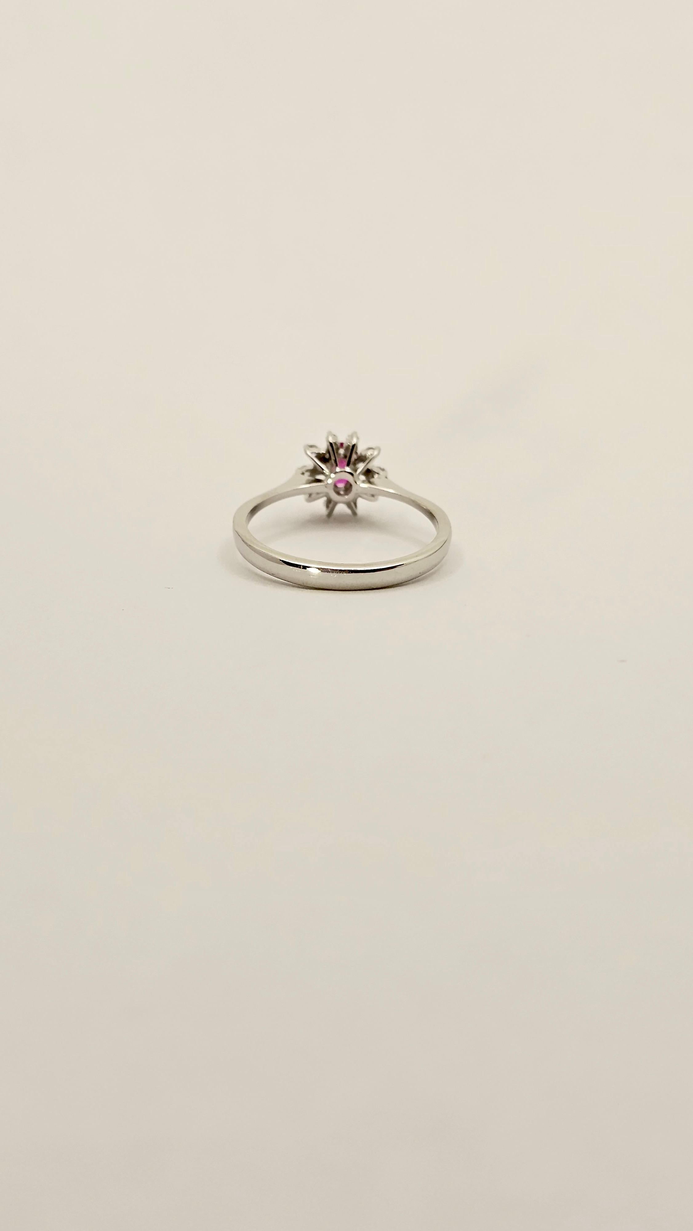 Vintage-Ring aus Weißgold, Diamant und Rubin (Brillantschliff) im Angebot