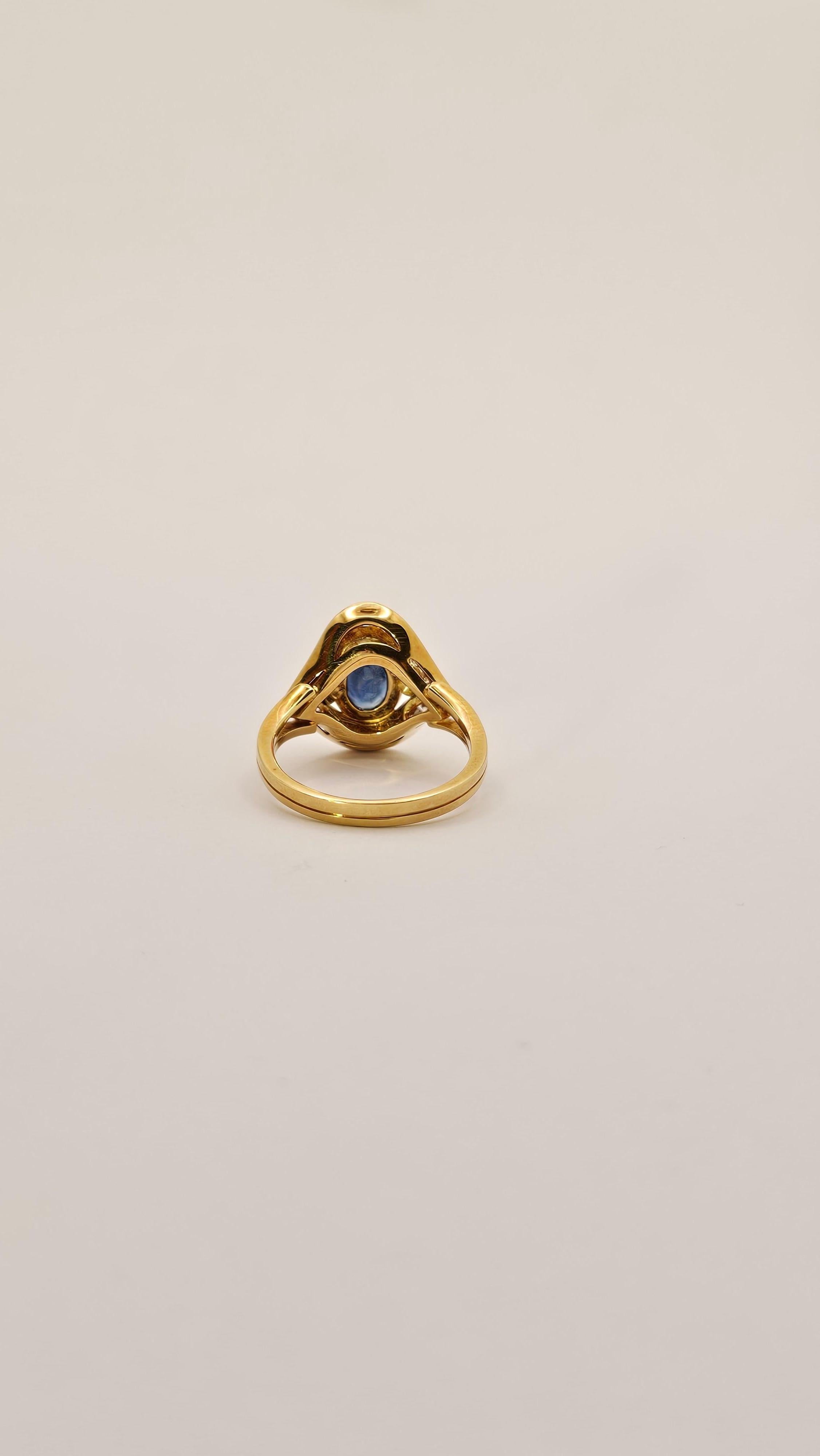Oval Cut Anello Vintage in Oro Giallo 18Kt, Zaffiro Blu e Diamanti For Sale