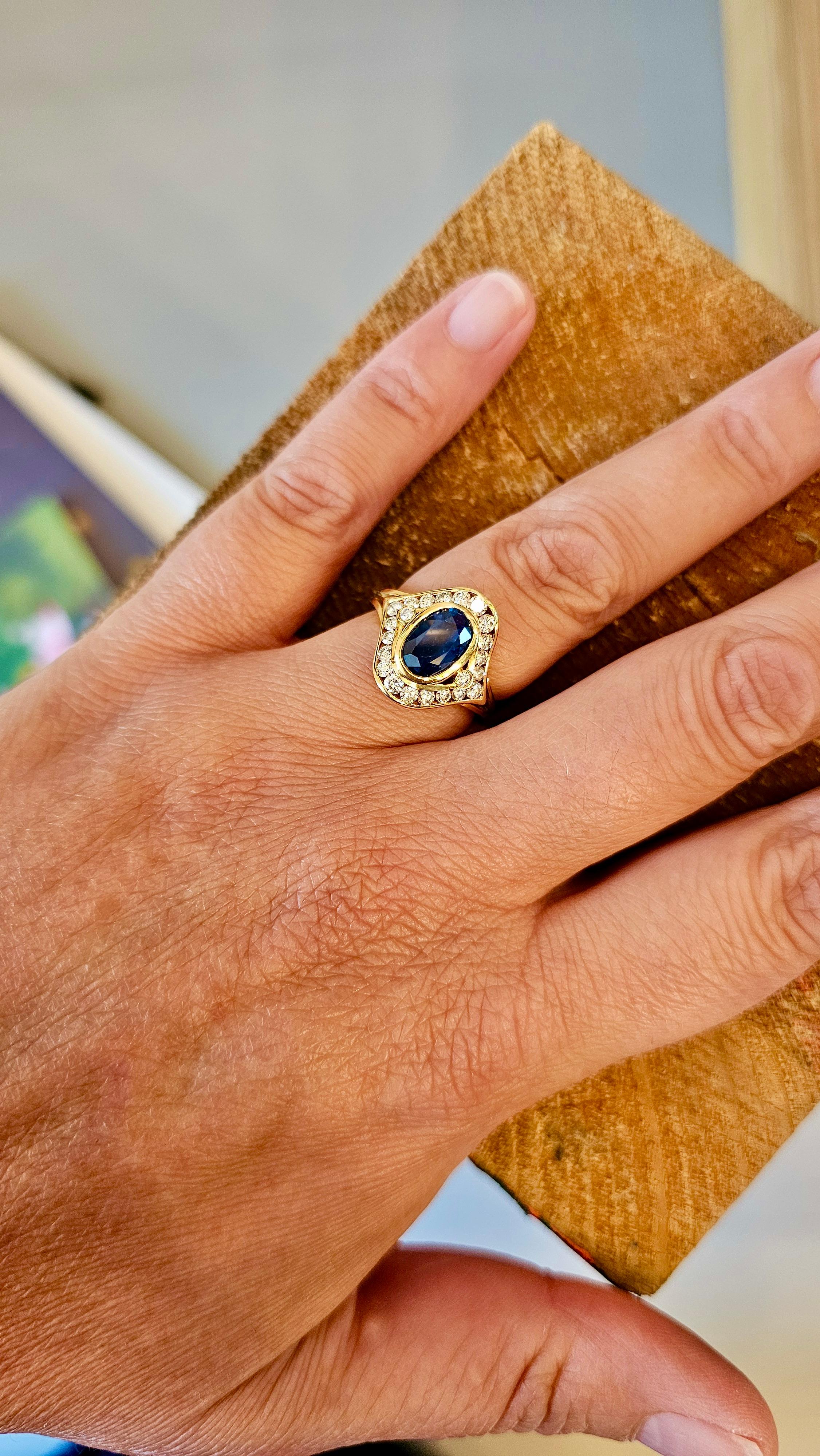 Anello Vintage in Oro Giallo 18Kt, Blauer Zaffiro und Diamanten im Angebot 1