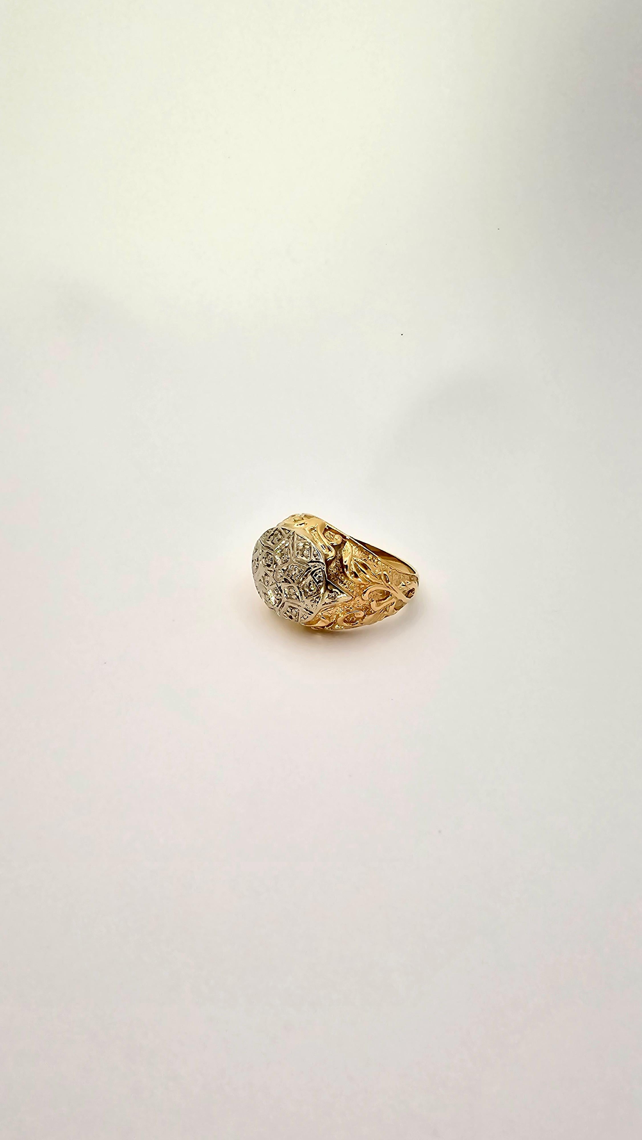A large vintage 18 kt gold ring in two colors from the 1960s era.
In fact, the stem part is made of yellow gold and is embellished with high relief work representing floral motifs.
The upper central part is 18 kt white gold and has a star motif