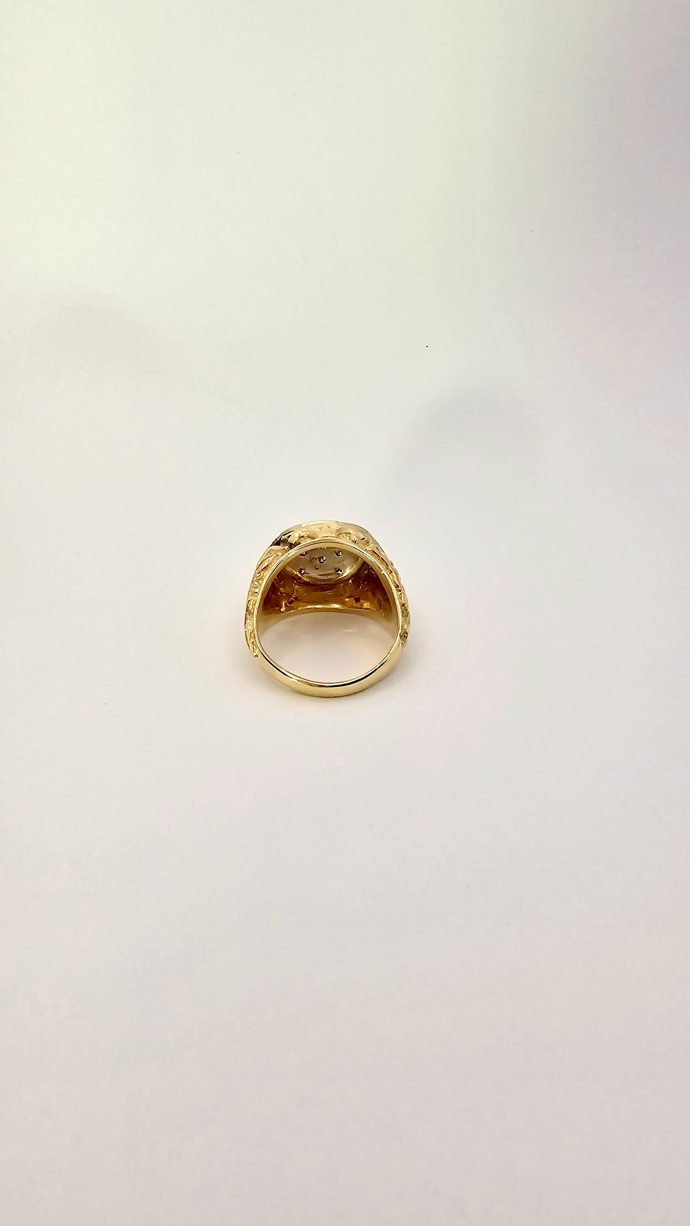 Brilliant Cut Vintage Engraved Ring in 18 Kt Two-Tone Gold and Diamonds For Sale