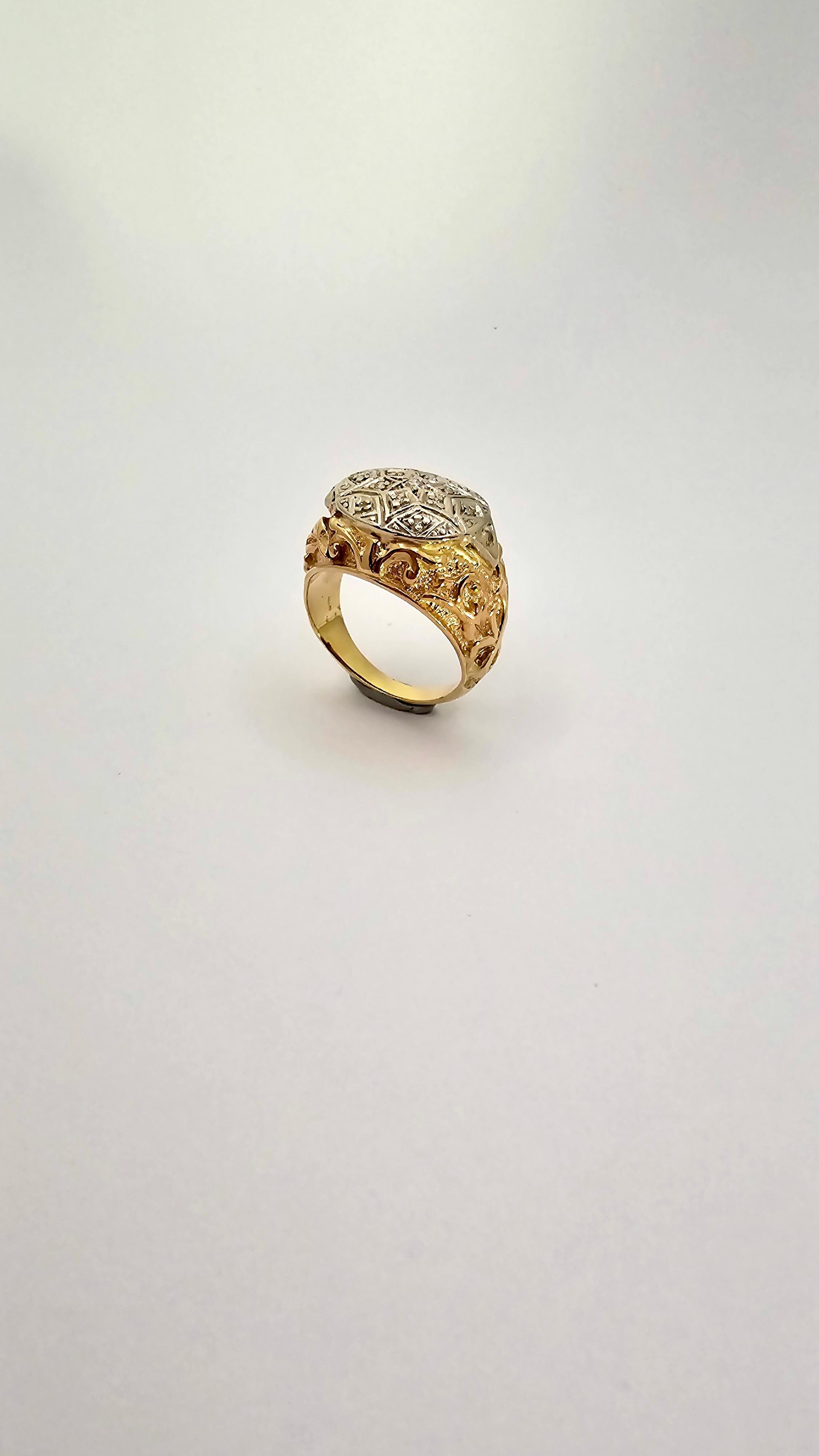 Vintage Engraved Ring in 18 Kt Two-Tone Gold and Diamonds In New Condition For Sale In Cattolica, IT