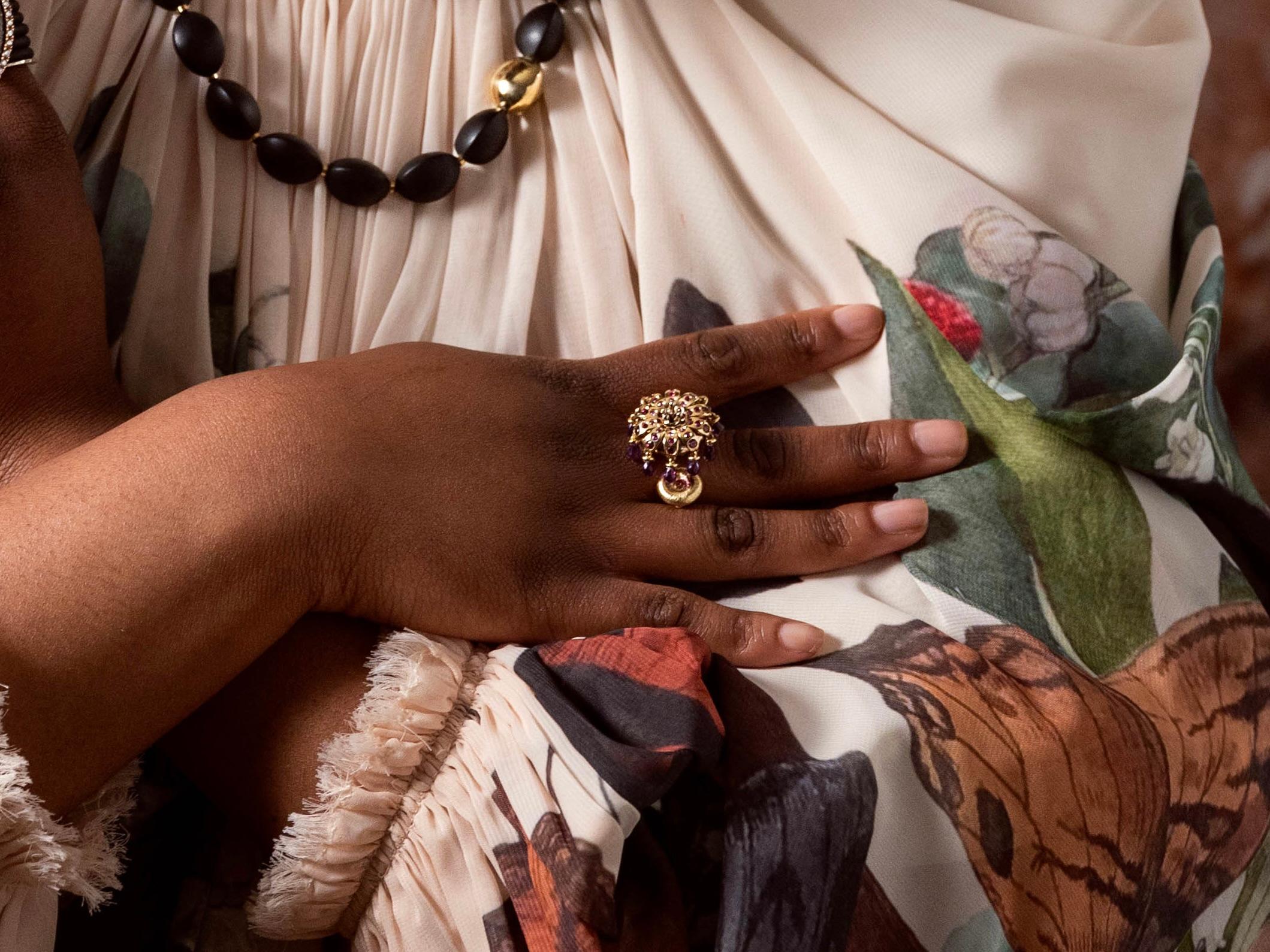 Mehrsteiniger Anemombrella-Ring aus 18 Karat Gold von SERAFINO (Briolette) im Angebot