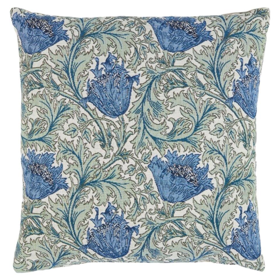 Coussin en tapisserie Anémone Bleu Vert avec remplissage en plumes - 18" x 18". en vente
