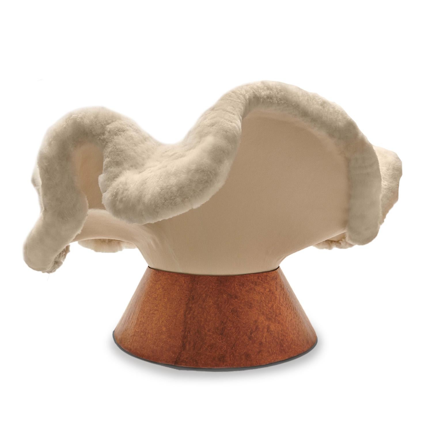 Moderne Chaise Anemone, fourrure d'alpaga et bois de Brandi Howe, représentée par Tuleste Factory en vente
