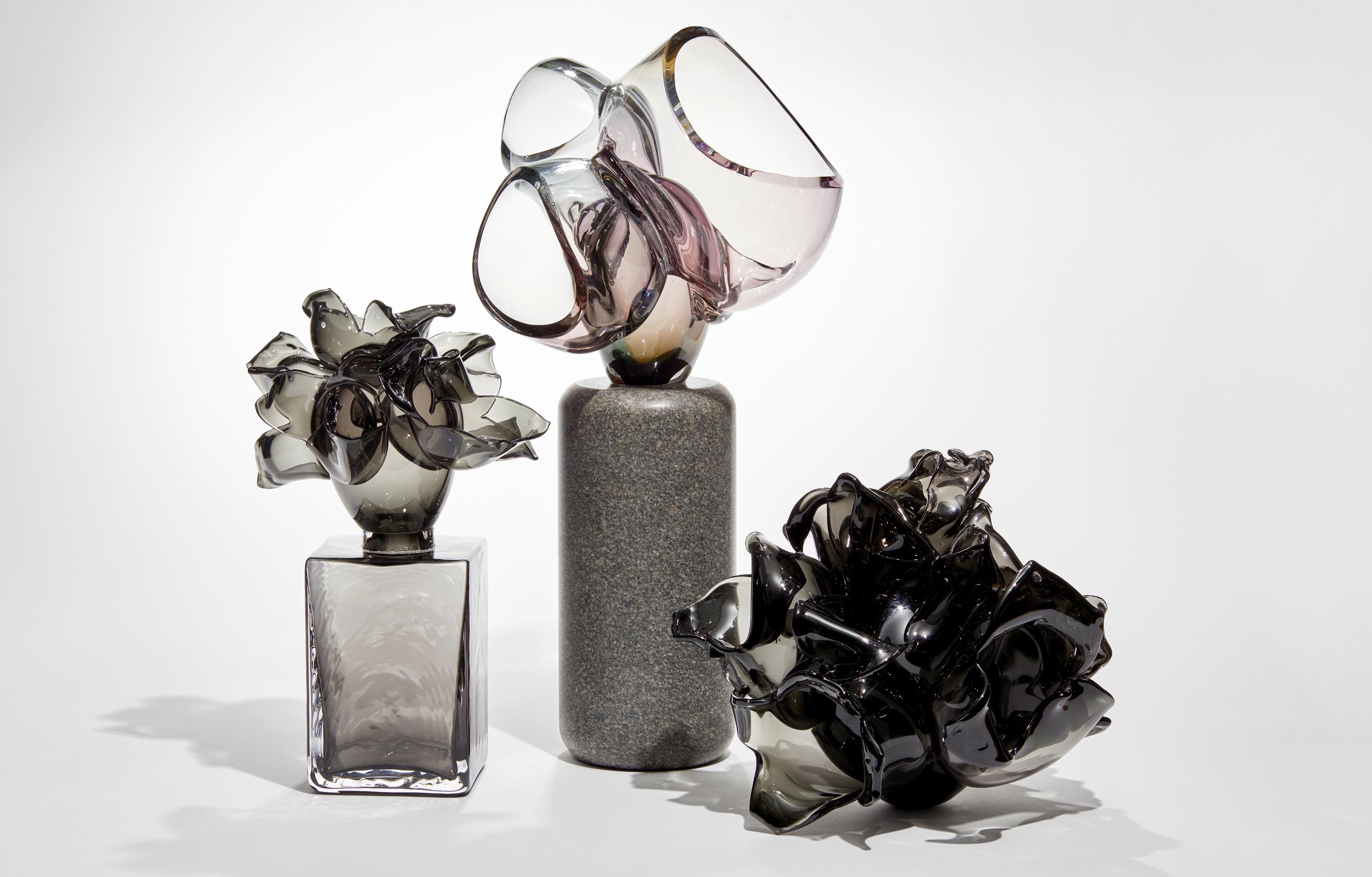 Anémone en gris, une œuvre d'art en verre sculpté en édition limitée de Lena Bergström en vente 2