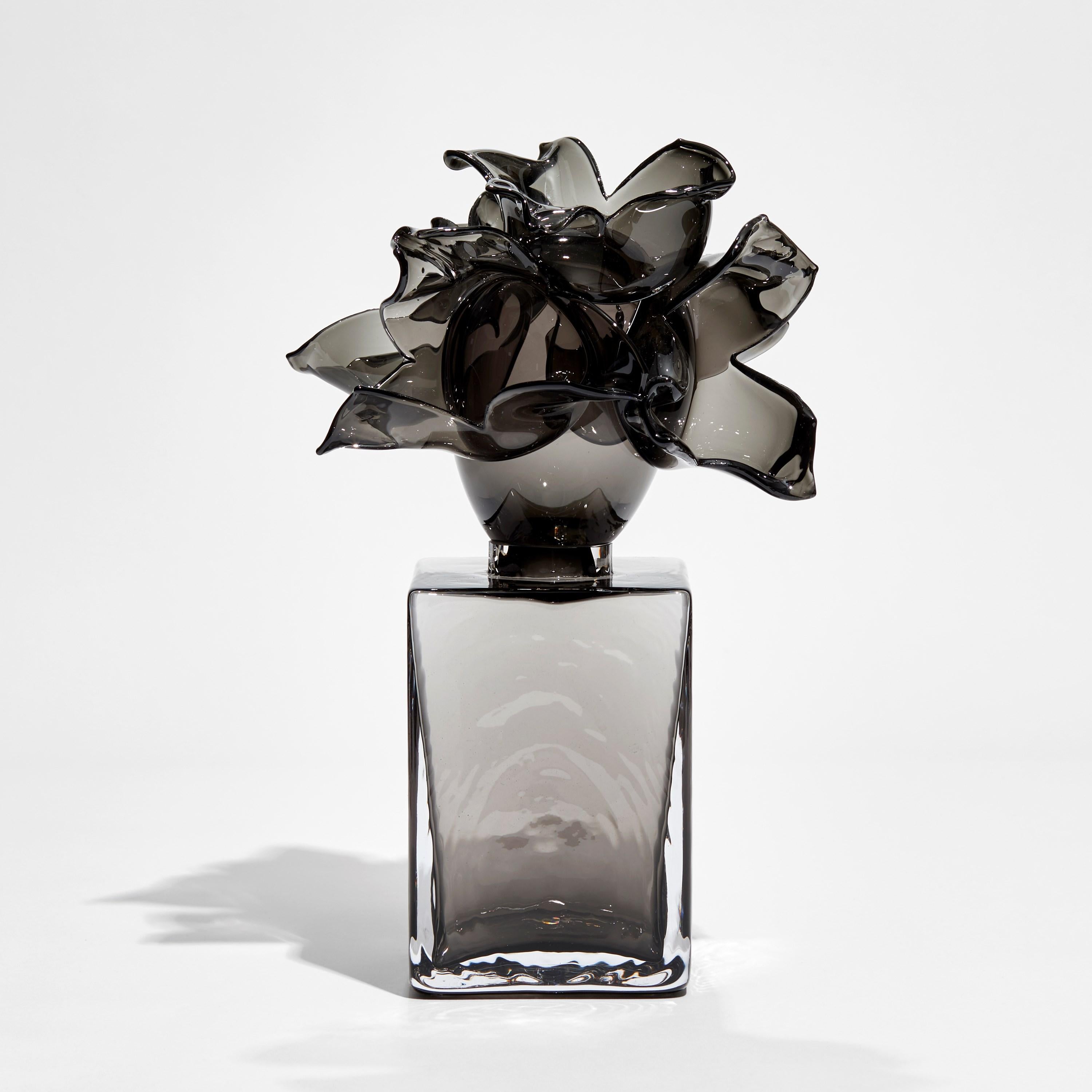 Anemone in Grau, eine limitierte Auflage des Glaskunstwerks von Lena Bergström (Organische Moderne) im Angebot