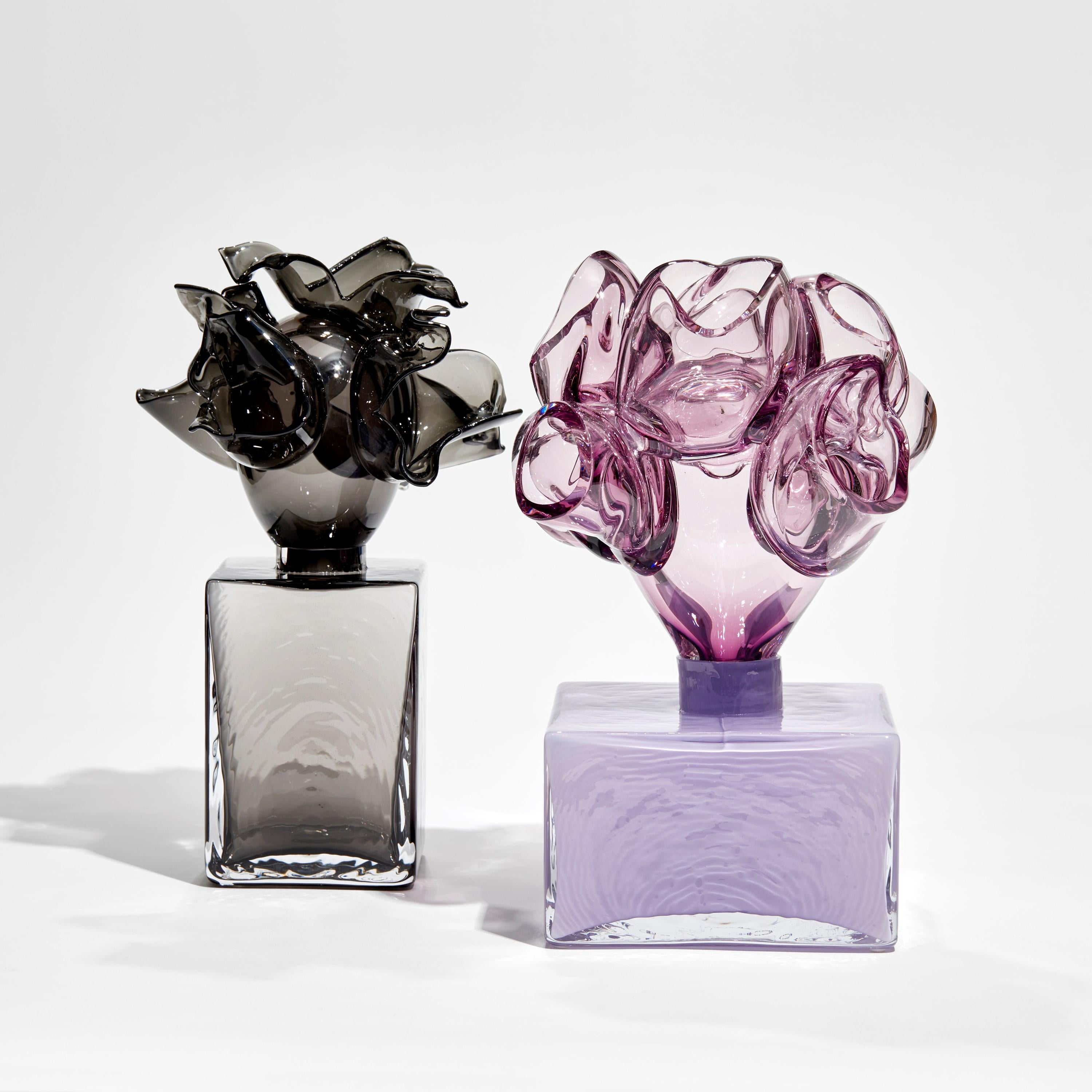 XXIe siècle et contemporain Anémone en gris, une œuvre d'art en verre sculpté en édition limitée de Lena Bergström en vente
