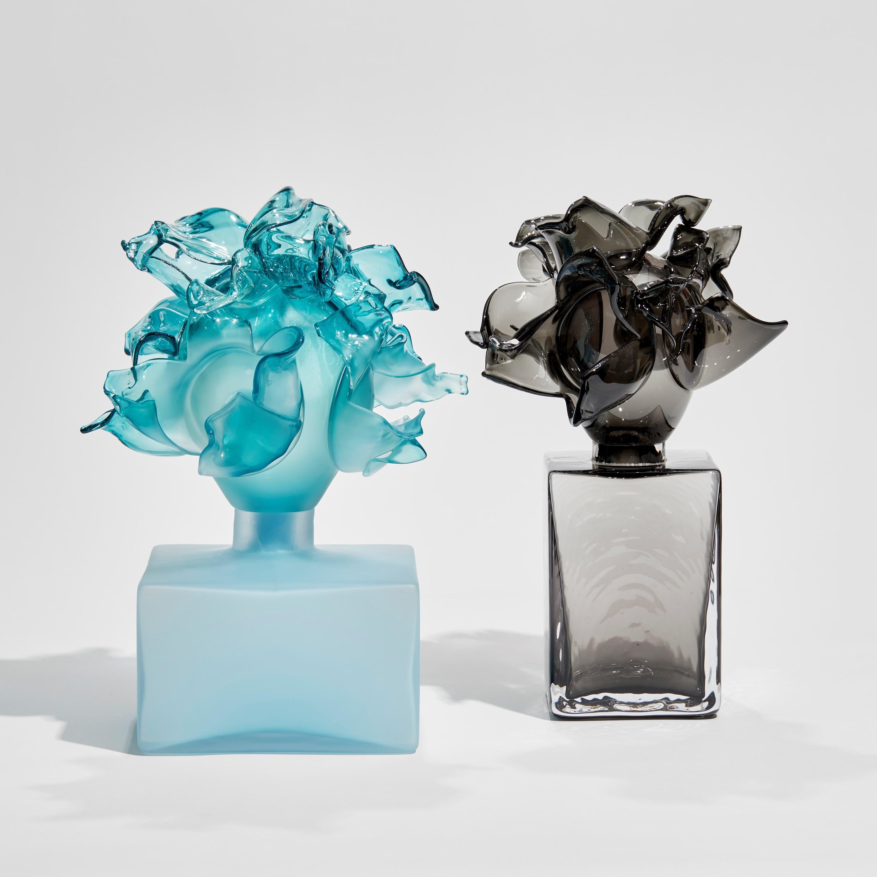 Verre Anémone en gris, une œuvre d'art en verre sculpté en édition limitée de Lena Bergström en vente
