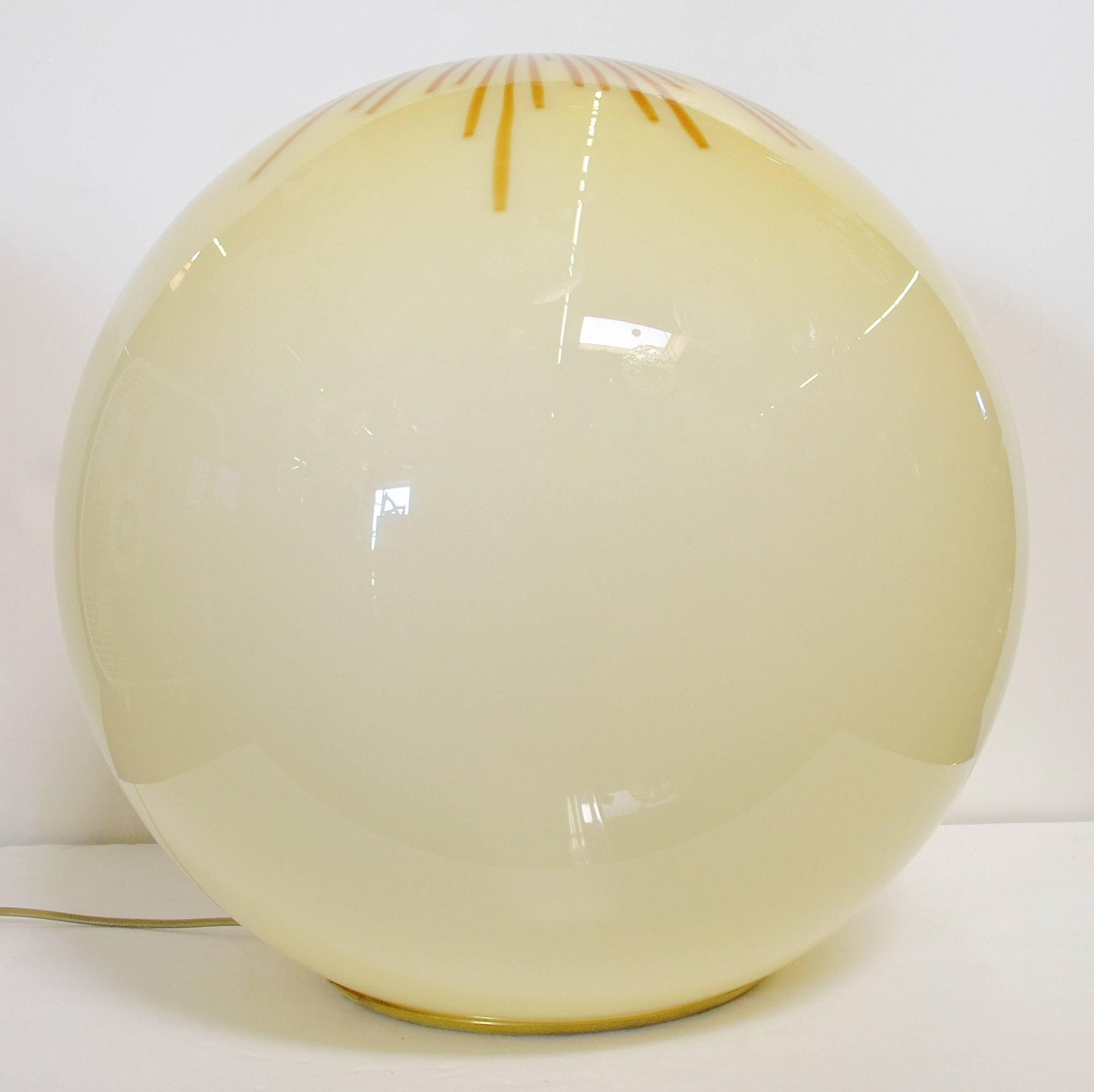 Large Italian vintage table or floor lamp with hand blown cream Murano glass globe and brown Murano glass stripes / Designed by Ludovico Diaz de Santillana for Venini circa 1960’s / Made in Italy
1 light / E26 or E27 type / max 60W
Diameter: 18