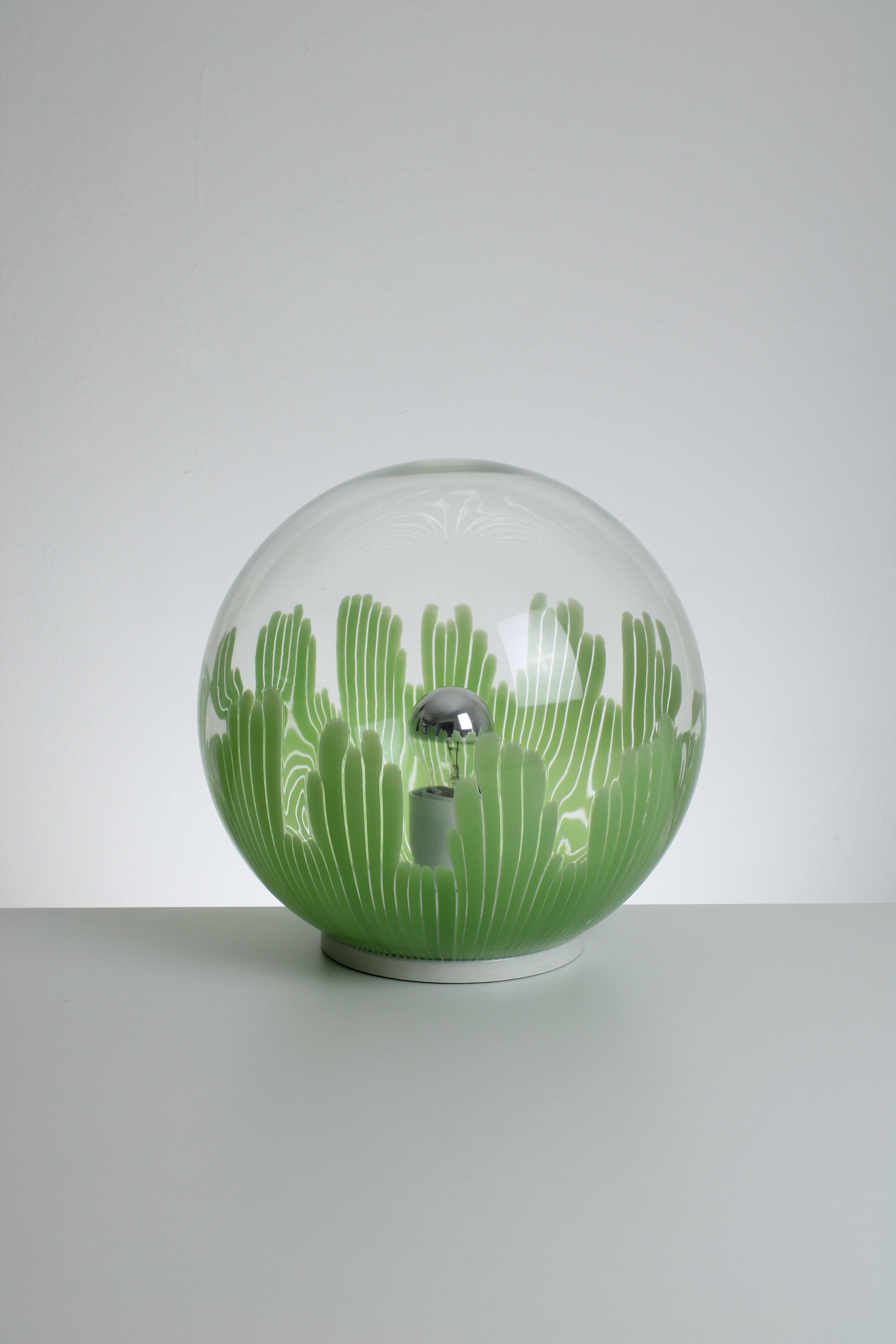 Hand-blown Murano glass table lamp from the Anemone series. Designed by Ludovico Diaz de Santillana. Produced by Venetian glass-works factory Venini in the 1970s. This special lamp features multiple green stripes which have been stretched out during