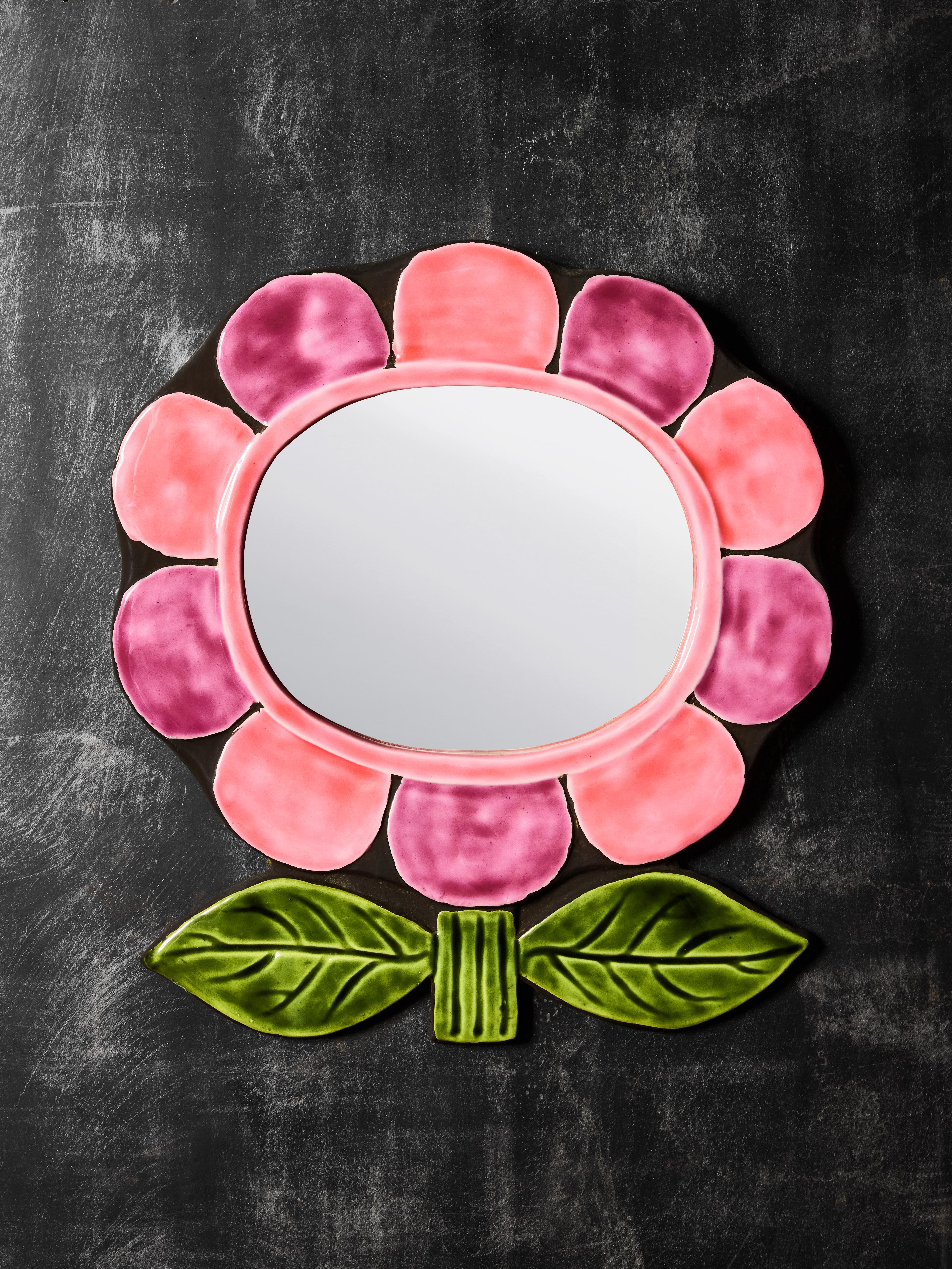 Le miroir anémone créé par Mithé Espelt est une œuvre d'art impressionnante qui présente un grand miroir ovale entouré d'une fleur d'anémone bicolore magnifiquement dessinée, avec sa tige et ses feuilles.

Bibliographie : Mithé Espelt, le luxe