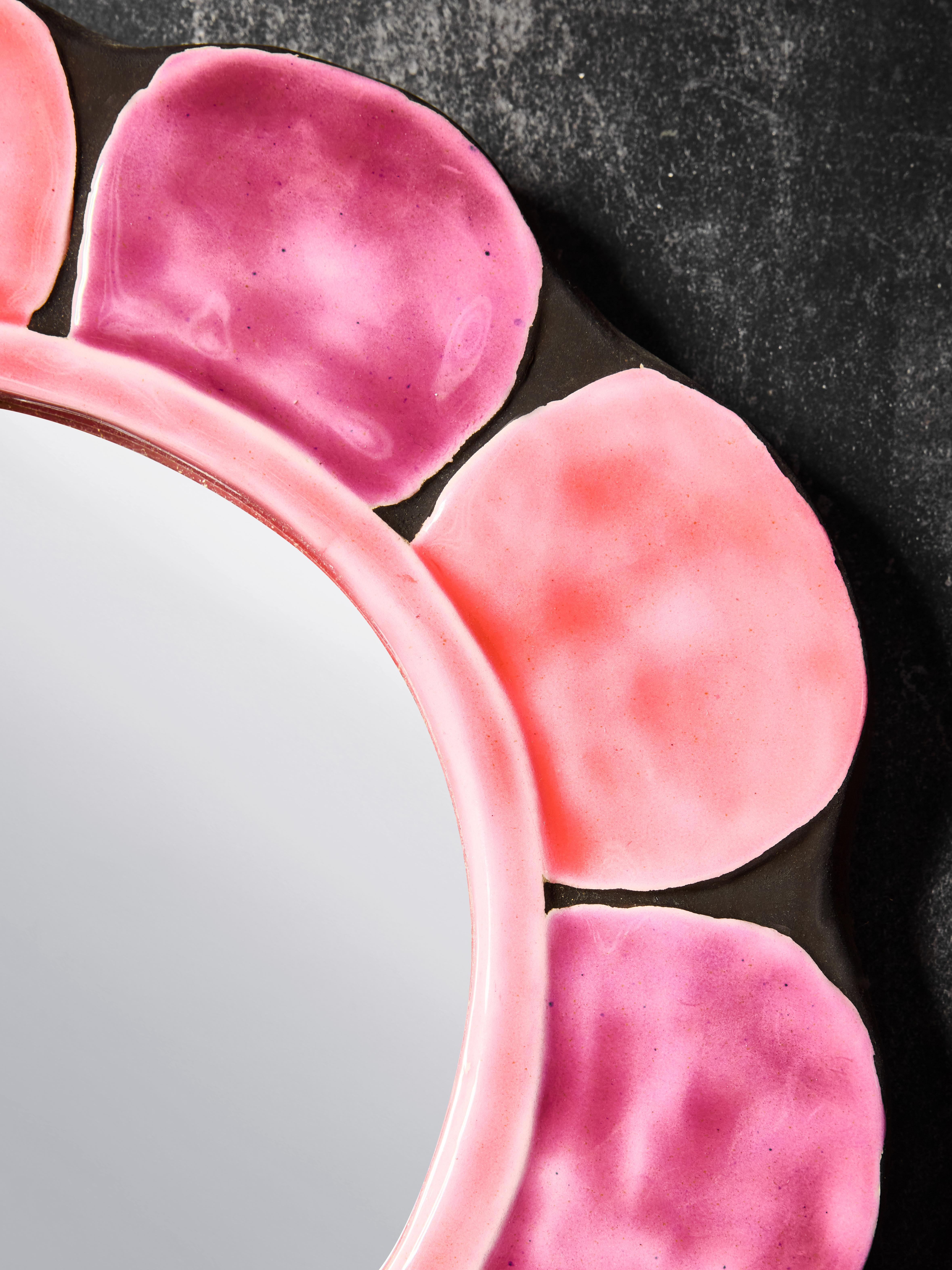 Milieu du XXe siècle Miroir Anémone avec cadre en céramique par Mithé Espelt en vente