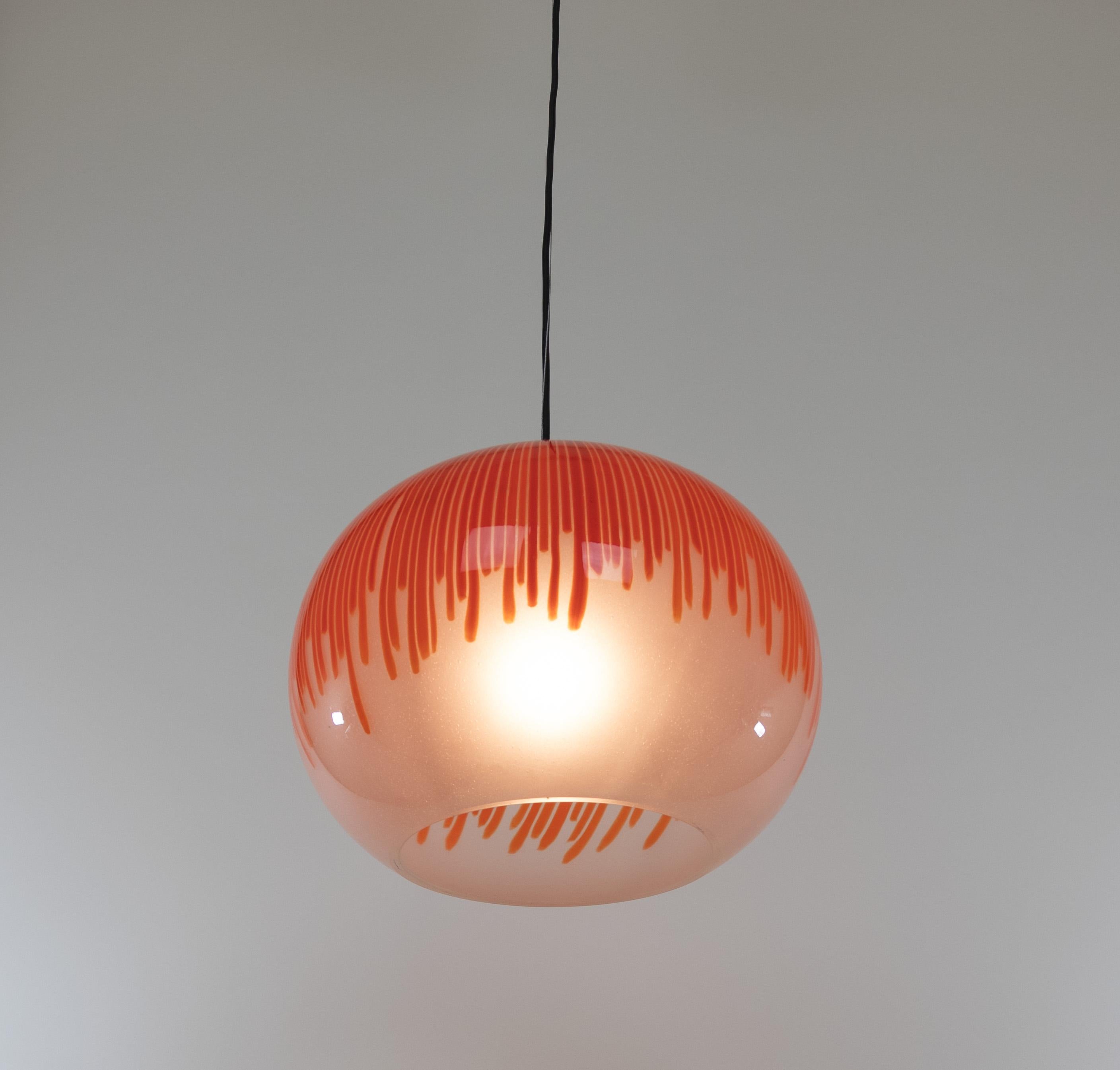 Hängeleuchte aus mundgeblasenem Anemonenglas, entworfen von Ludovico Diaz de Santillana für den Murano-Glasspezialisten Venini in den 1970er Jahren.

Das farbenfrohe Modell, das von Seeanemonen inspiriert zu sein scheint, wurde ursprünglich in Weiß,