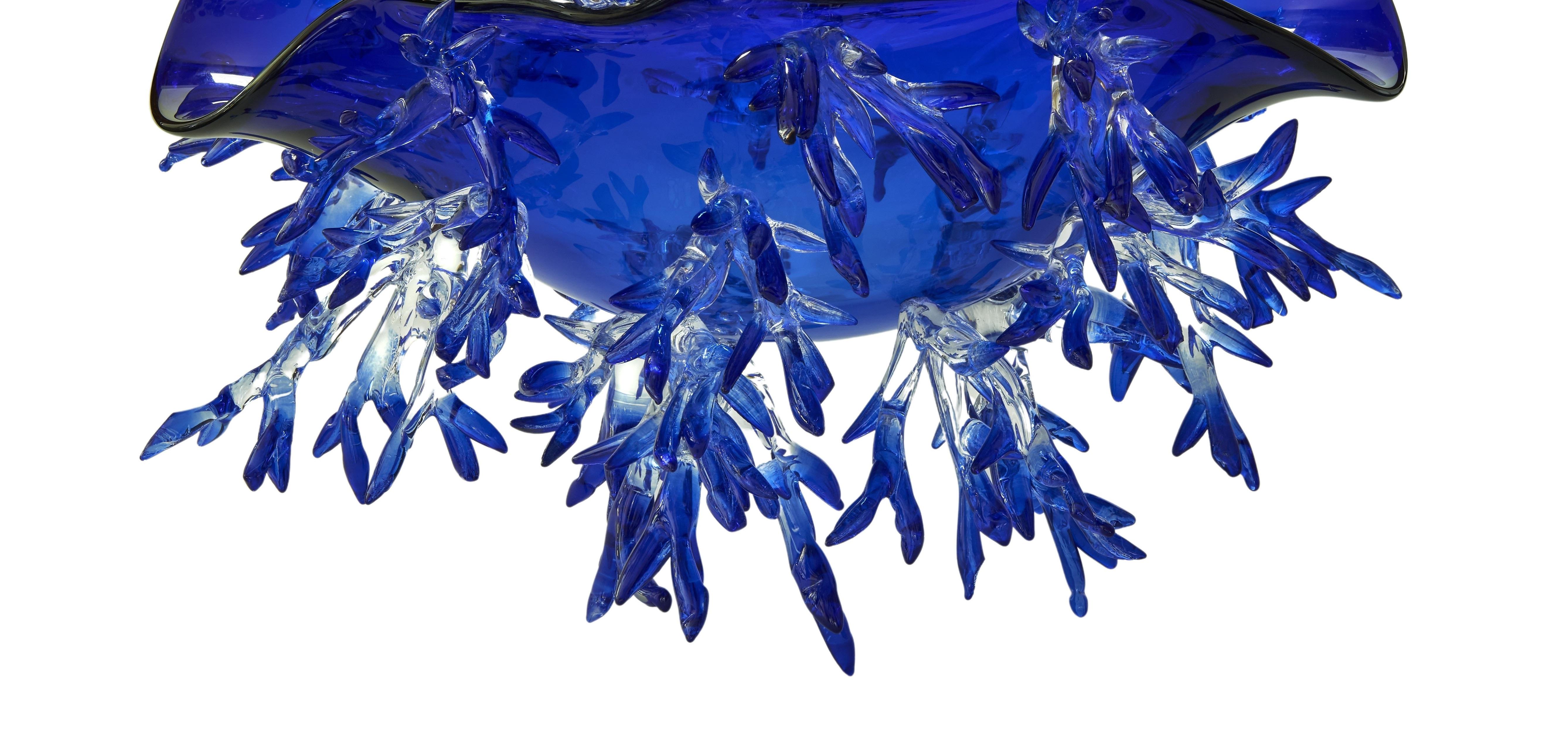 Vase in Form einer Anemone in Ultra Marin Blau von Emilie Lemardeley (Französisch) im Angebot