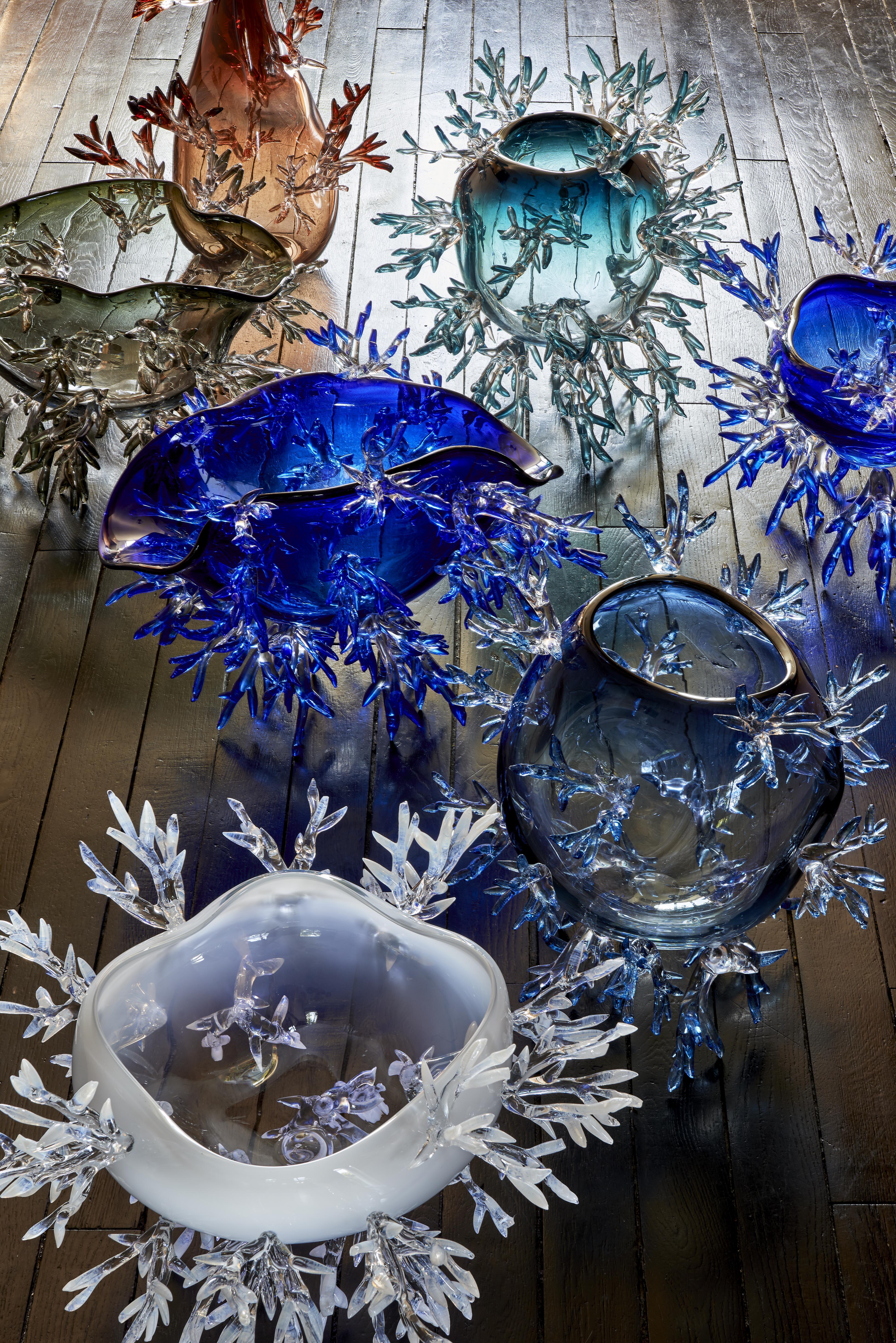 Vase in Form einer Anemone in Ultra Marin Blau von Emilie Lemardeley (Sonstiges) im Angebot