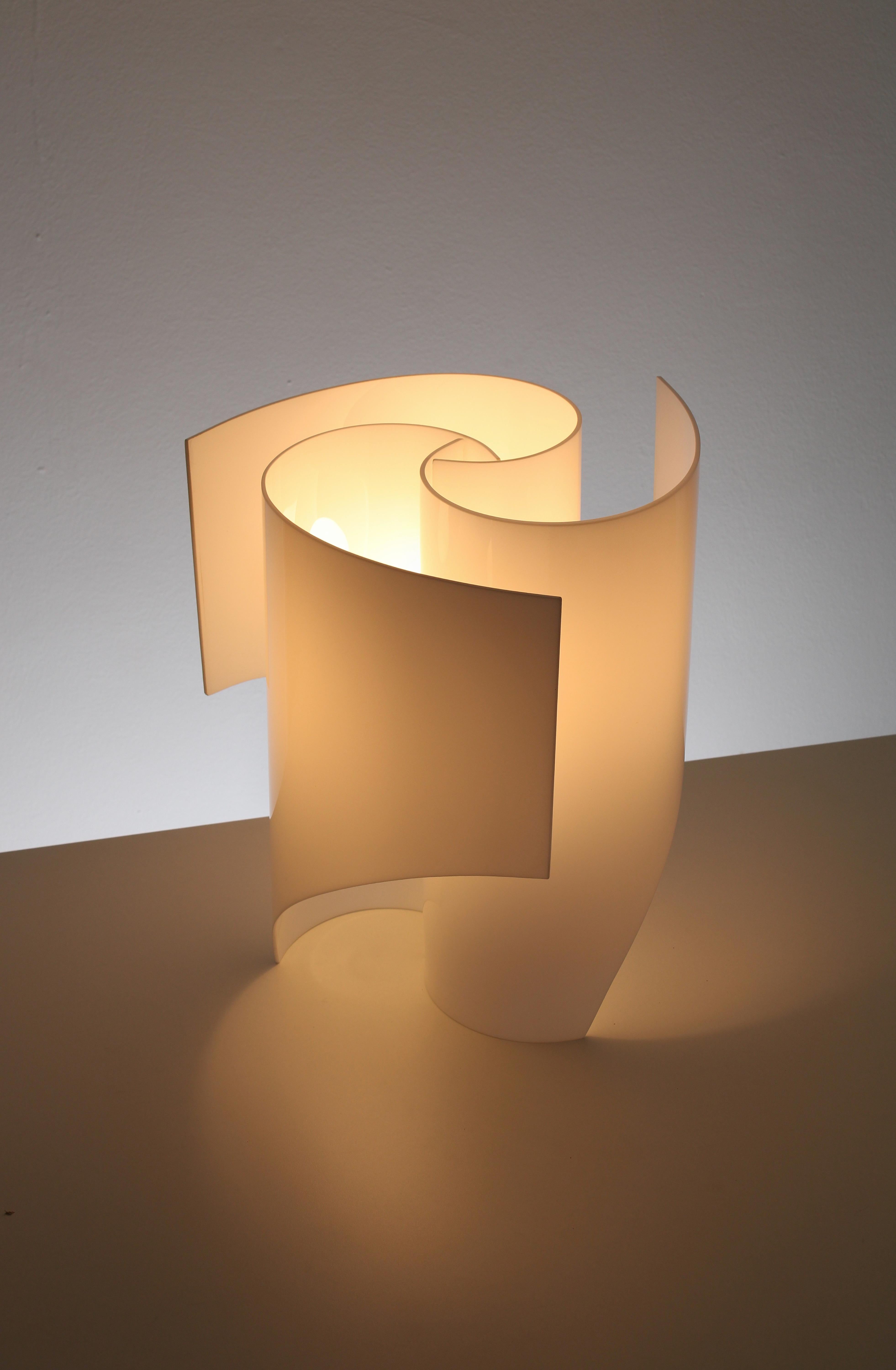 Sculptural table lamp model Anemone. Designed by Piero Bocci for Valenti Luce in 1972. This rather unknown lamp features a spiral perplex shade with a light source in the middle. During the 1970s, Ingrid Hsalmarson designed a very similar “Spiral”