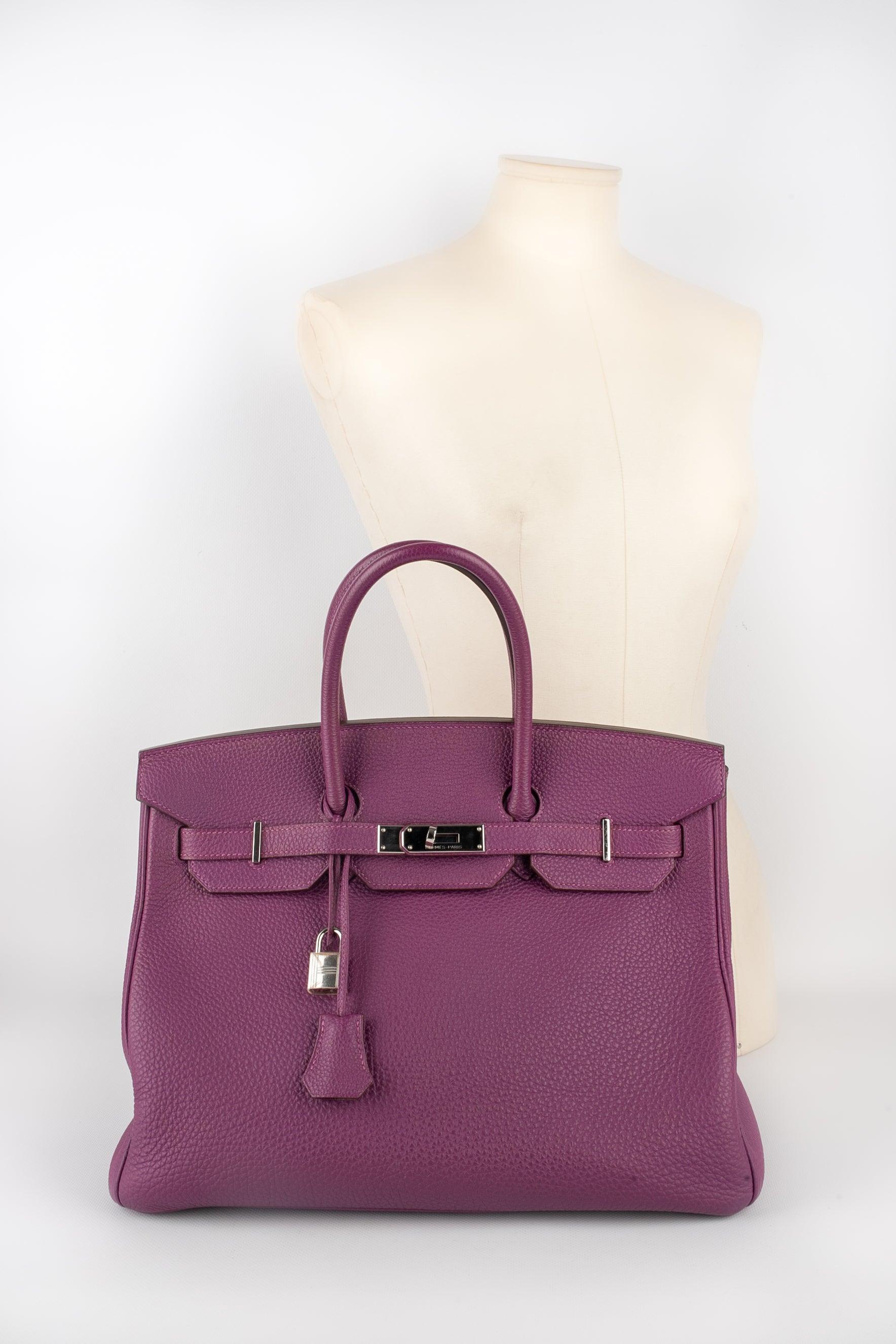 Hermes - (Made in France) Birkin Bag, 35 cm, aus togolesischem Kalbsleder mit palladiertem, silbernem Metall, doppeltem Henkel, verdeckten Schlüsseln und Vorhängeschloss. Stück mit einer Konformitätsbescheinigung. Collection'S 2014.

Zusätzliche