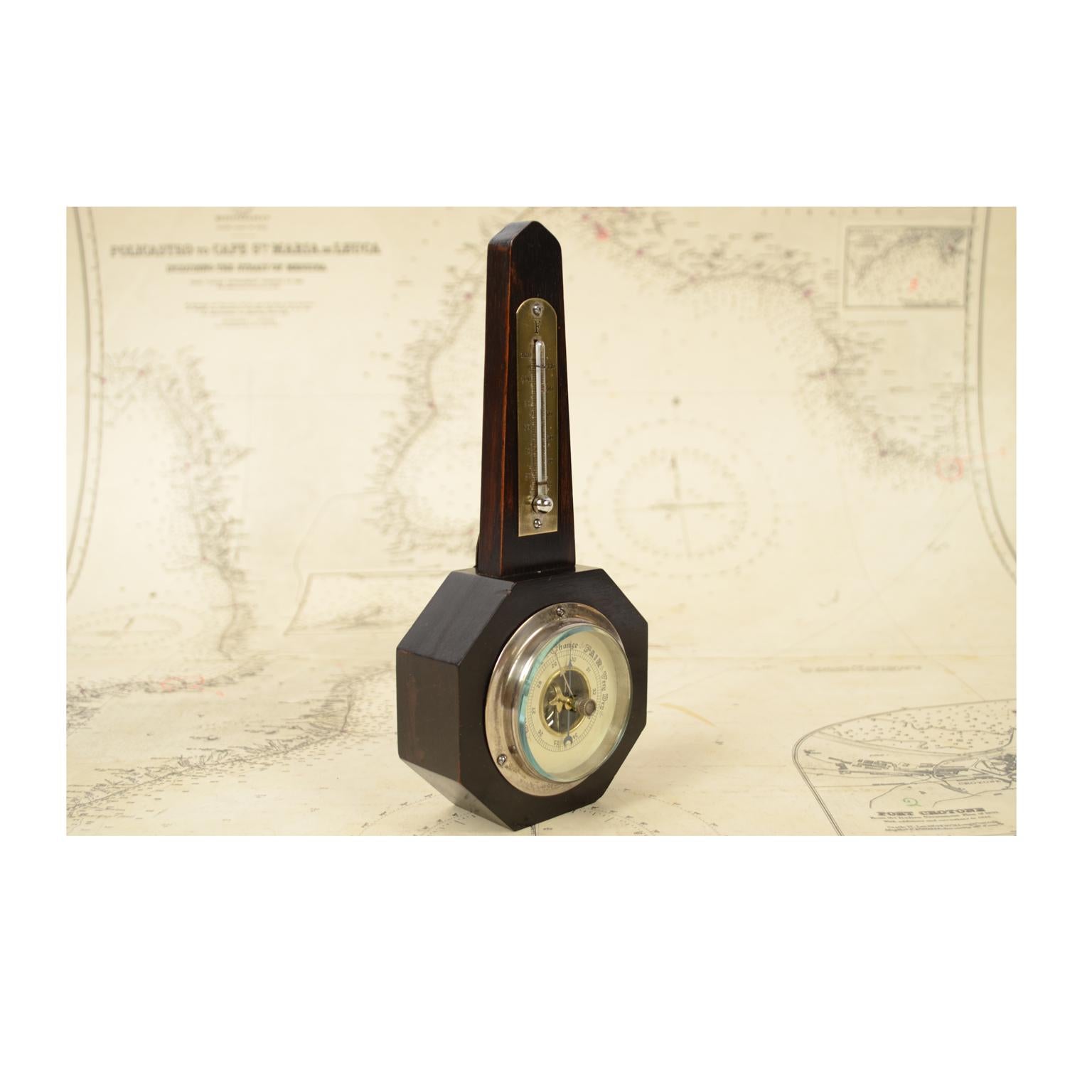 Aneroid barometer and thermometer with dual scale Remour and Fahrenheit, mounted on a wooden base in the shape of an obelisk. English manufacture of the early 1900s. Very good condition, fully functional. Measures: Height 20 cm.
Shipping in insured