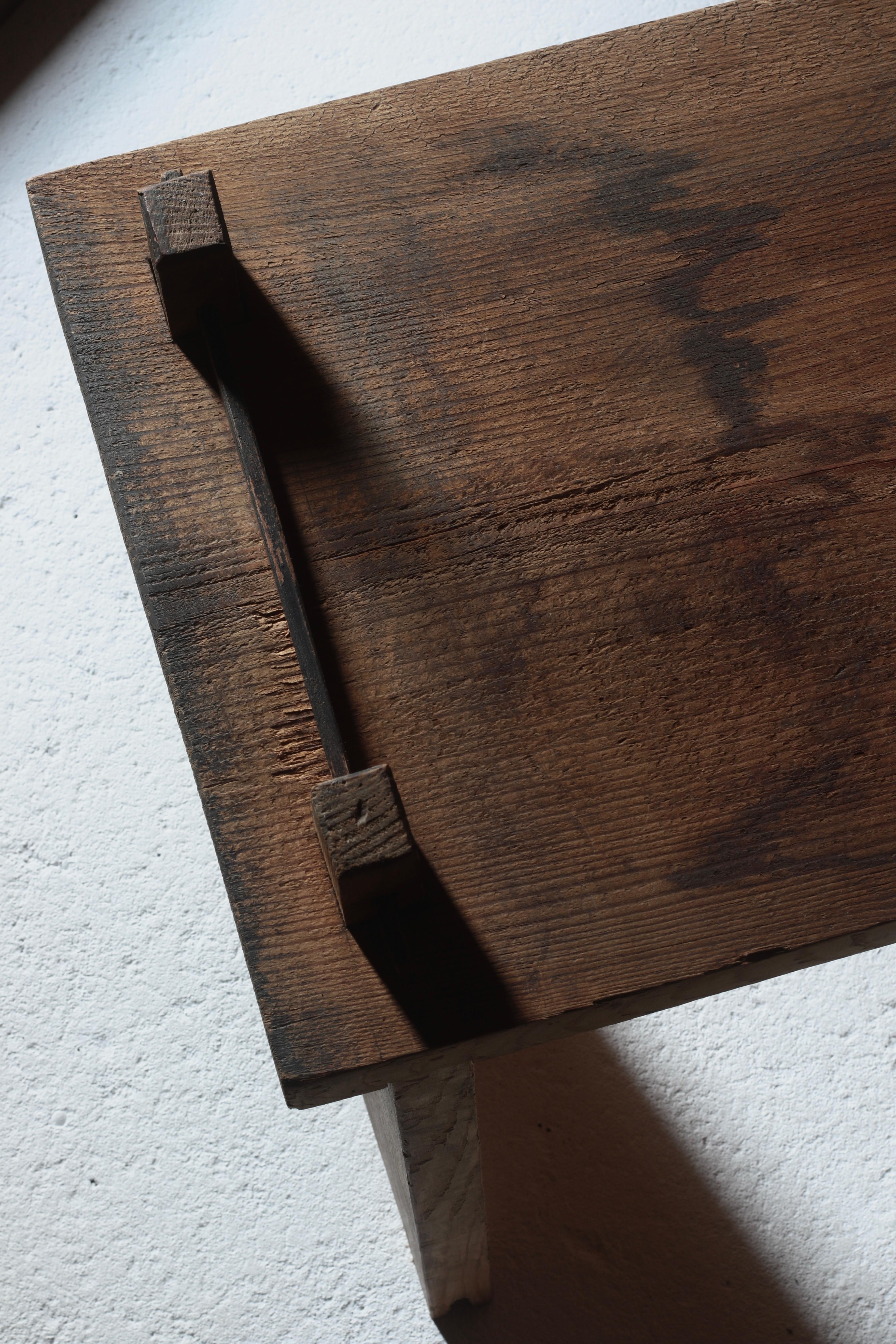 This is a low table that combines old Japanese wood.

It's made of pine.

Natural color changes over time have a unique expression that cannot be expressed in paint.

The legs are fixed with a wooden wedge without using nails.

It can be used as a