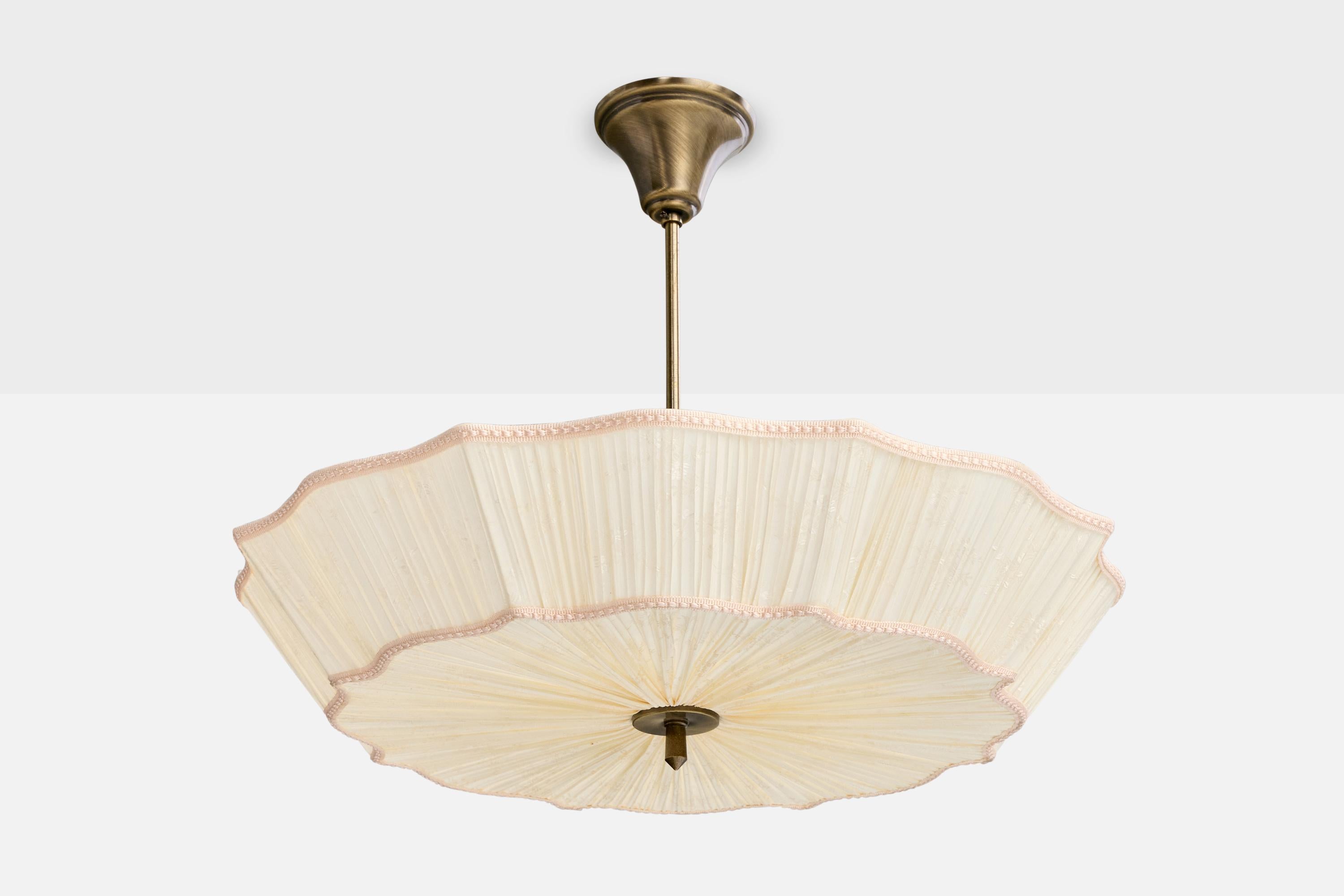 Lampada a sospensione in ottone e tessuto prodotta da Aneta, Svezia, anni '90 circa.

Dimensioni complessive (pollici): 17,0 