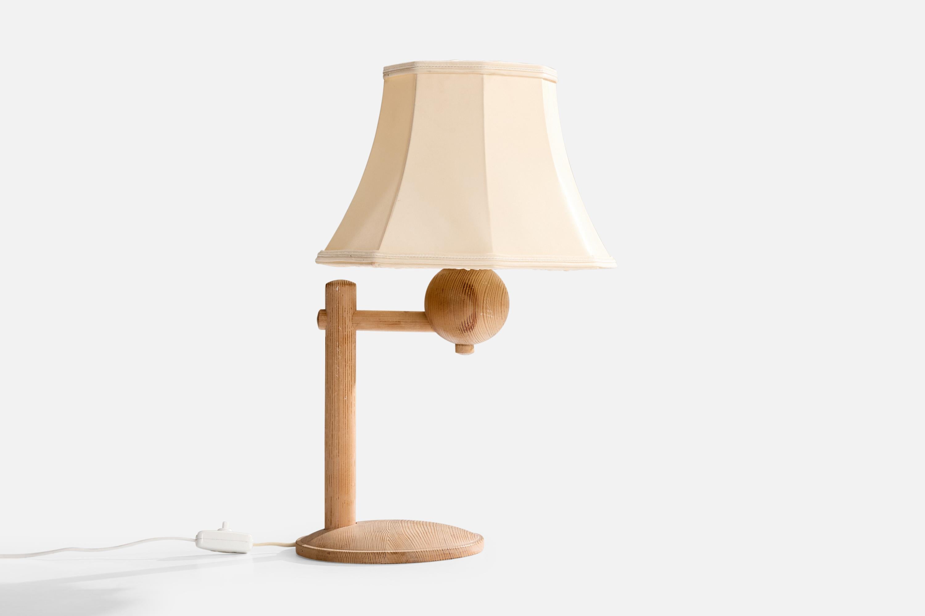 Lámpara de sobremesa de pino y tela blanca crema, fabricada por Aneta, Suecia, c. 1980.

Dimensiones de la lámpara con pantalla (pulgadas): 20,0 