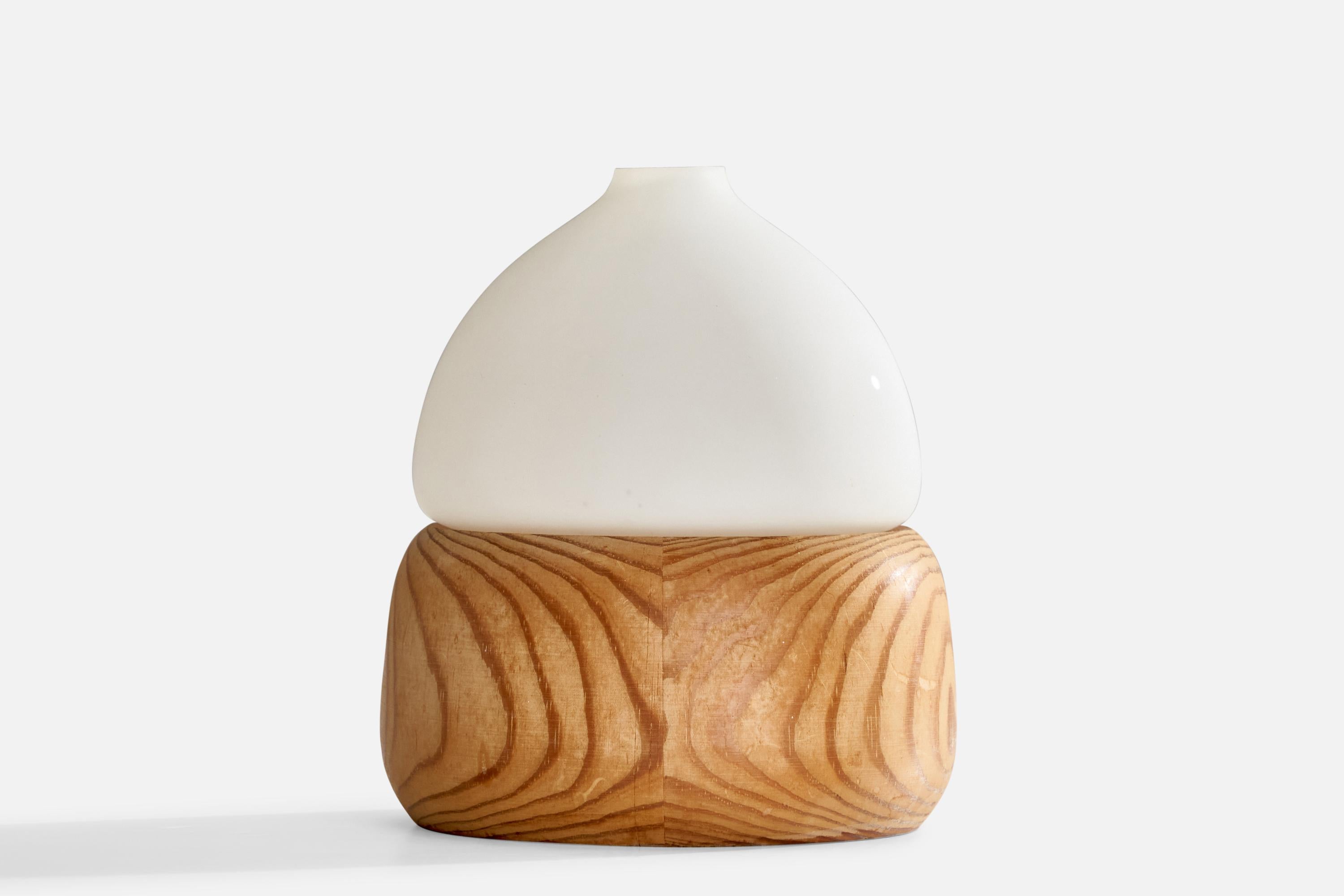 Lampe de table en pin et verre opalin blanc, conçue et produite en Suède, C.C. 1970.

Dimensions de la lampe avec abat-jour (pouces) : 6.125