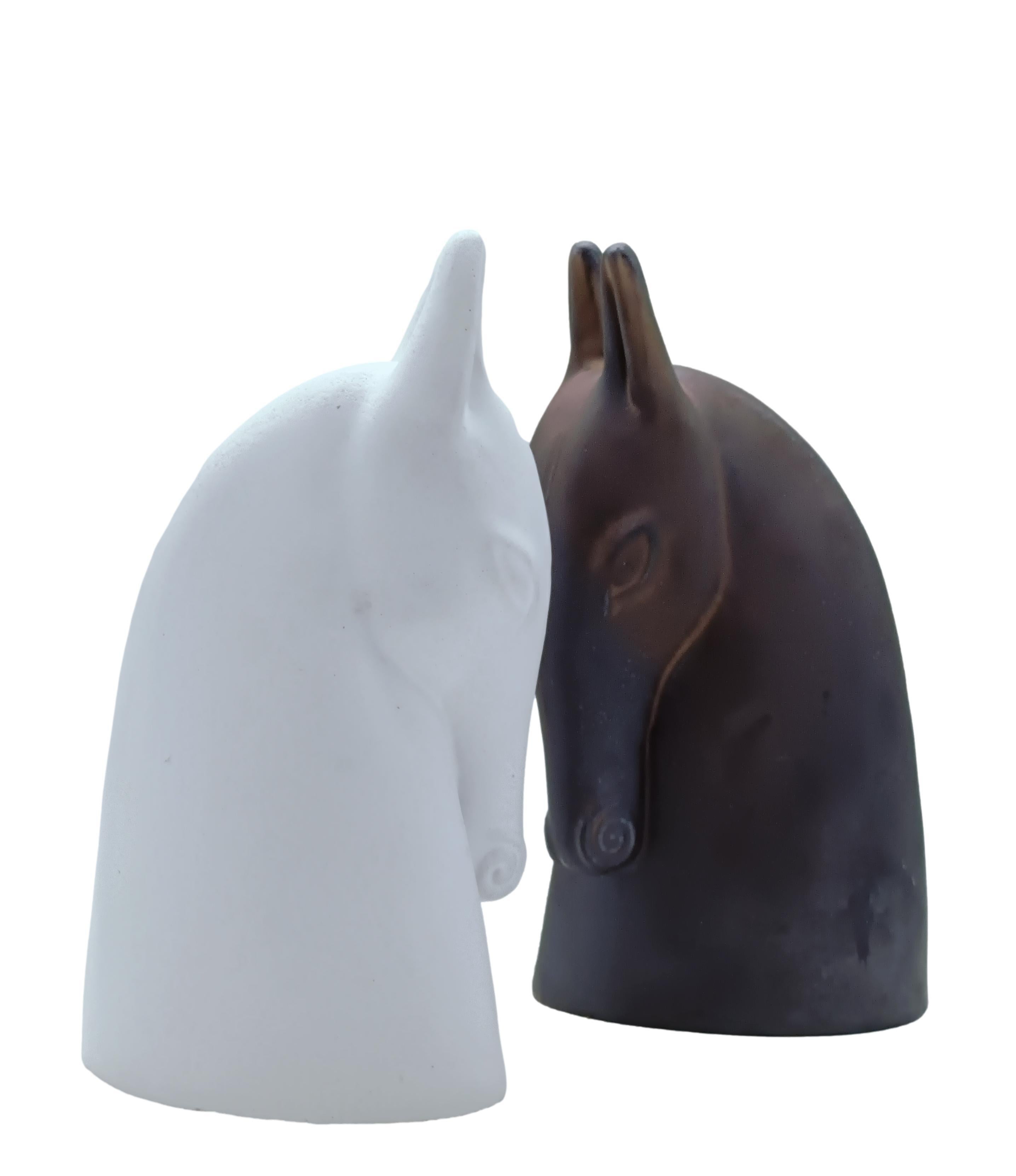 Mid-Century moderno Anette Edmark Coppia di Sculture Testa di Cavallo in Ceramica, Danimarca 1990s in vendita