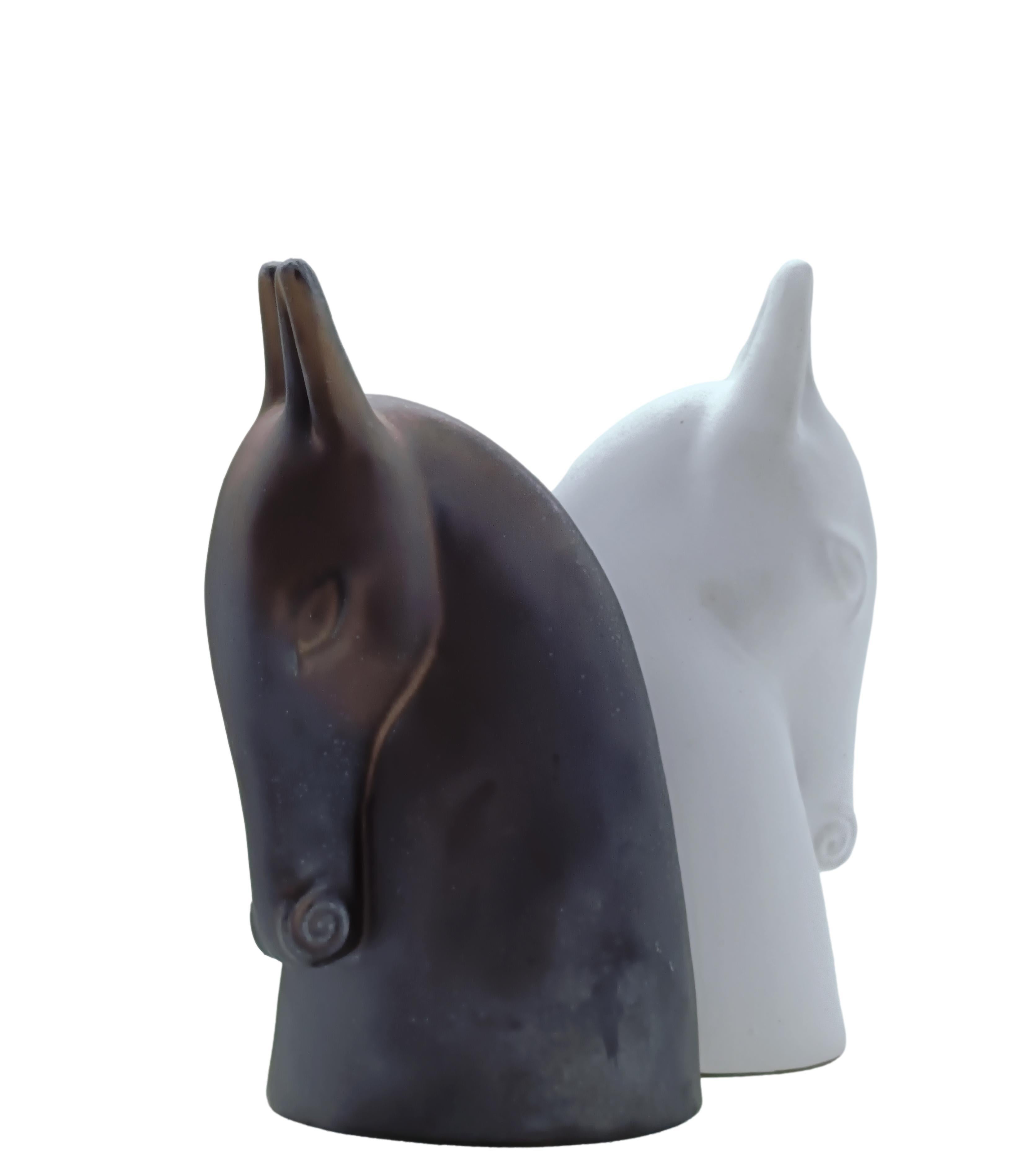 Anette Edmark Coppia di Sculture Testa di Cavallo in Ceramica, Danimarca 1990s In condizioni buone in vendita a Naples, IT