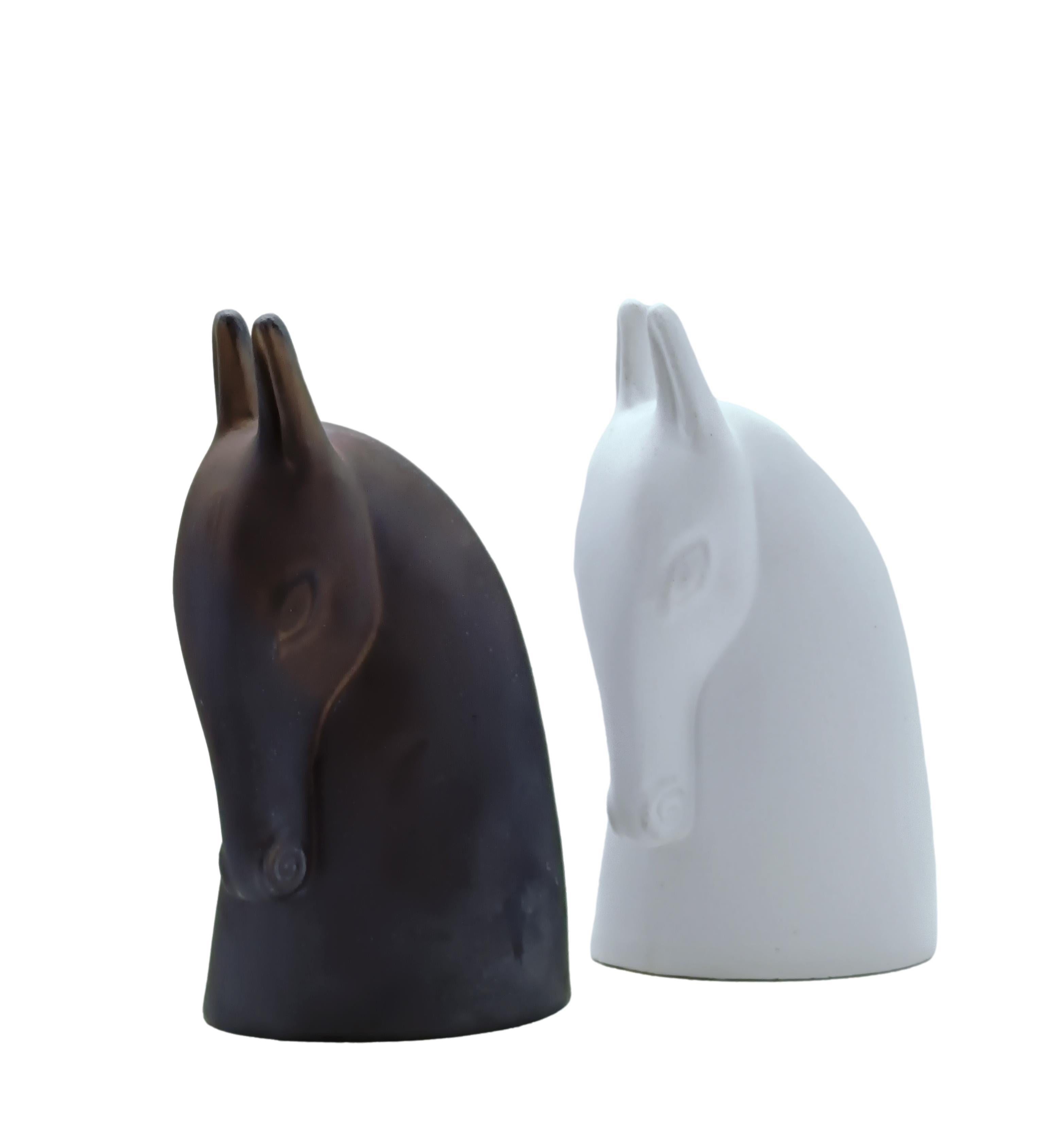 Late 20th Century Anette Edmark Coppia di Sculture Testa di Cavallo in Ceramica, Danimarca 1990s in vendita