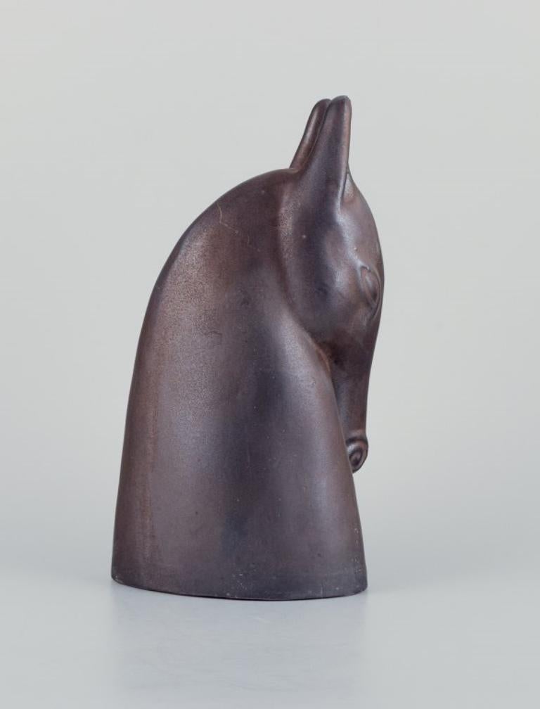 Anette Edmark, artiste céramiste contemporaine suédoise.
Sculpture en céramique en forme de tête de cheval avec glaçure foncée.
Fin du 20e siècle.
En parfait état.
Autocollant.
Dimensions : H 27,0 cm x L 14,0 cm : H 27,0 cm x L 14,0 cm.