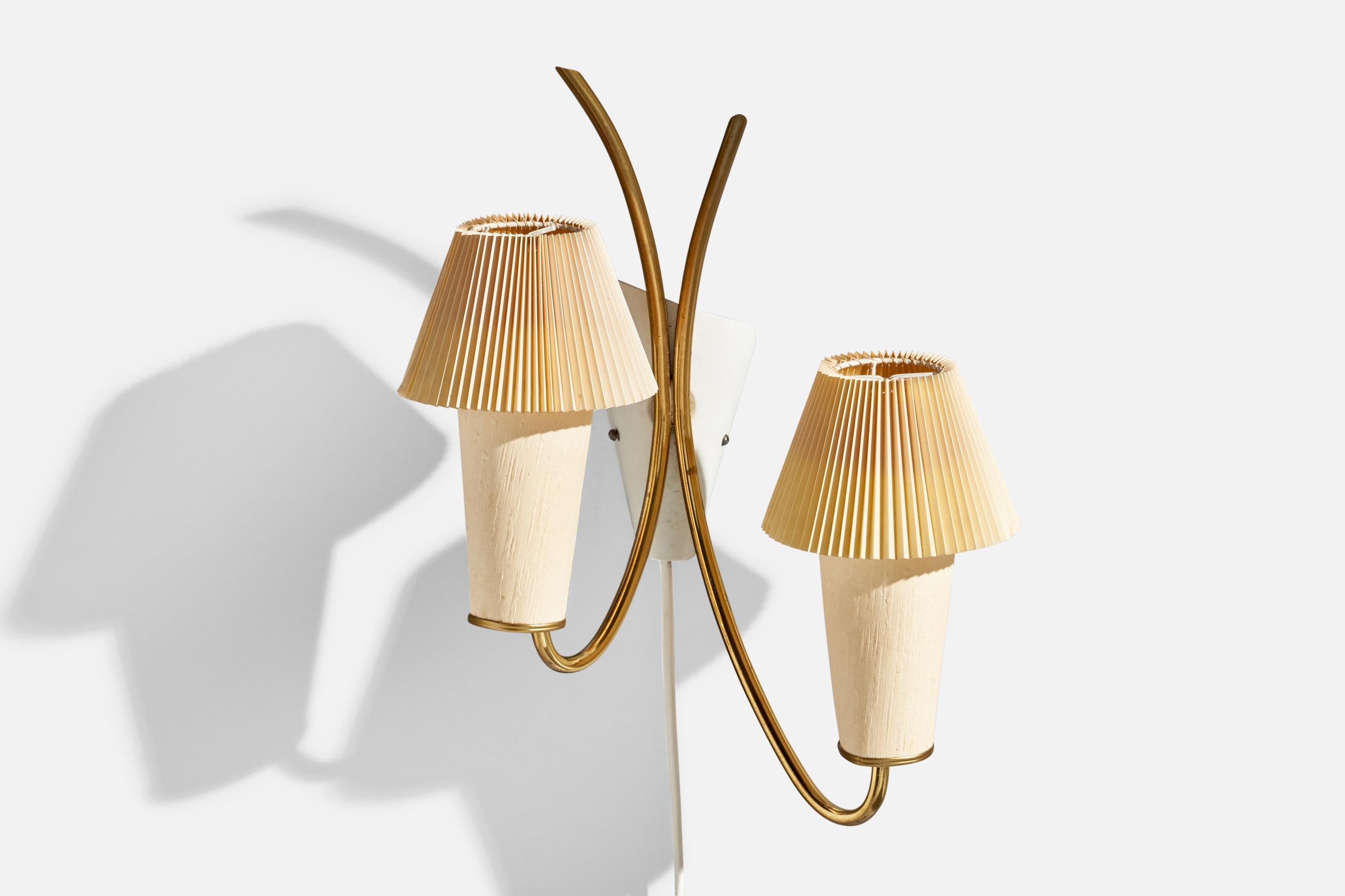A brass, white-lacquered metal and beige fabric wall light produced by ANF, Sweden, c. 1950s.

Overall Dimensions (inches):  13.25” H x  10.25” W x  5.75“D

Back Plate Dimensions (Inches):  5” H x 3.125” W x 1.375” D

Bulb Specifications: E-14