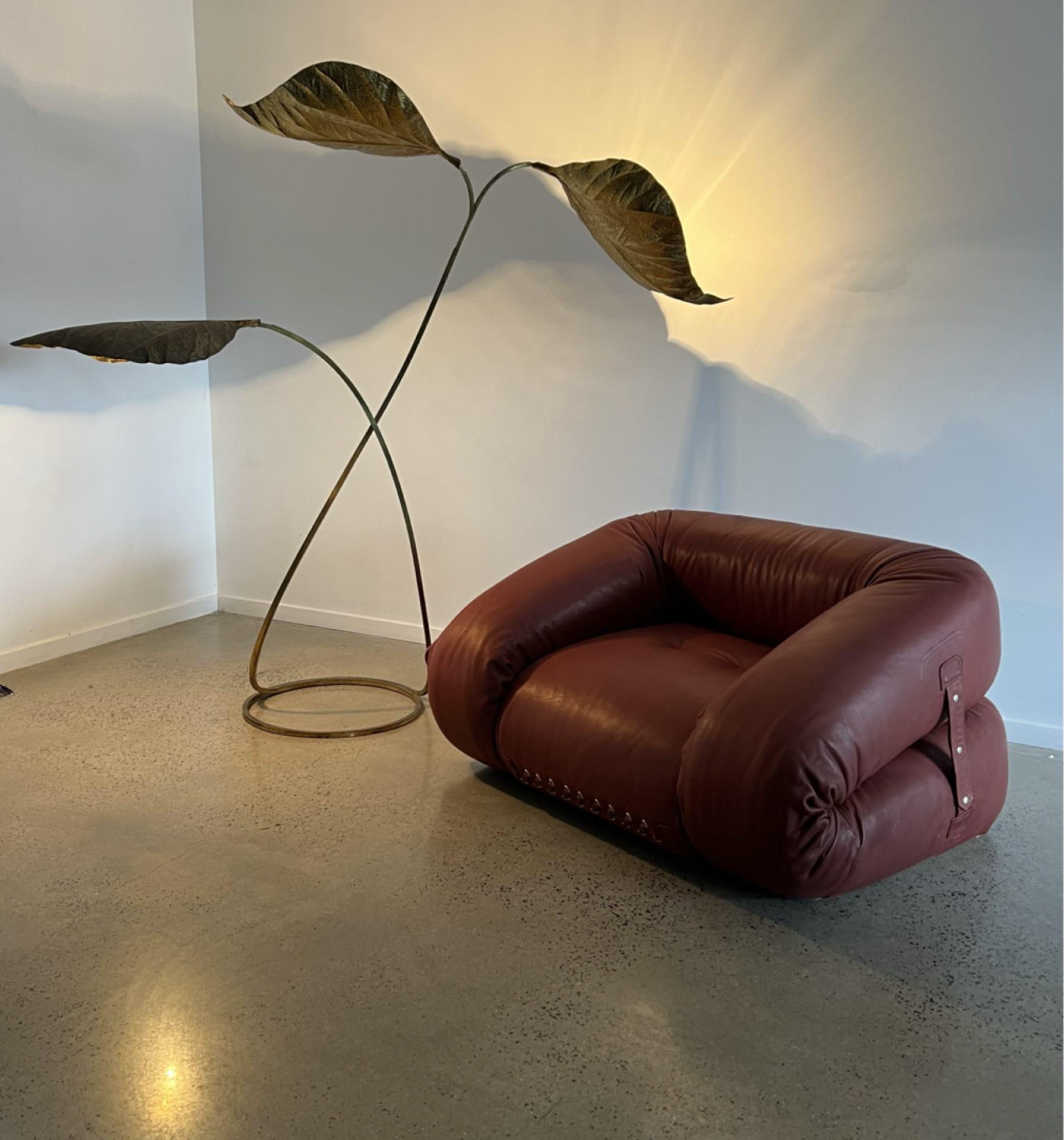 Anfibio armchair -bed by Italian design by Alessandro Becchi for Giovannetti, Italy.

Designed in 1971.

Original brown leather upholstery.

The chair can fold out and reveal a sheepskin mattress, and can now be used as a bed or daybed.

In