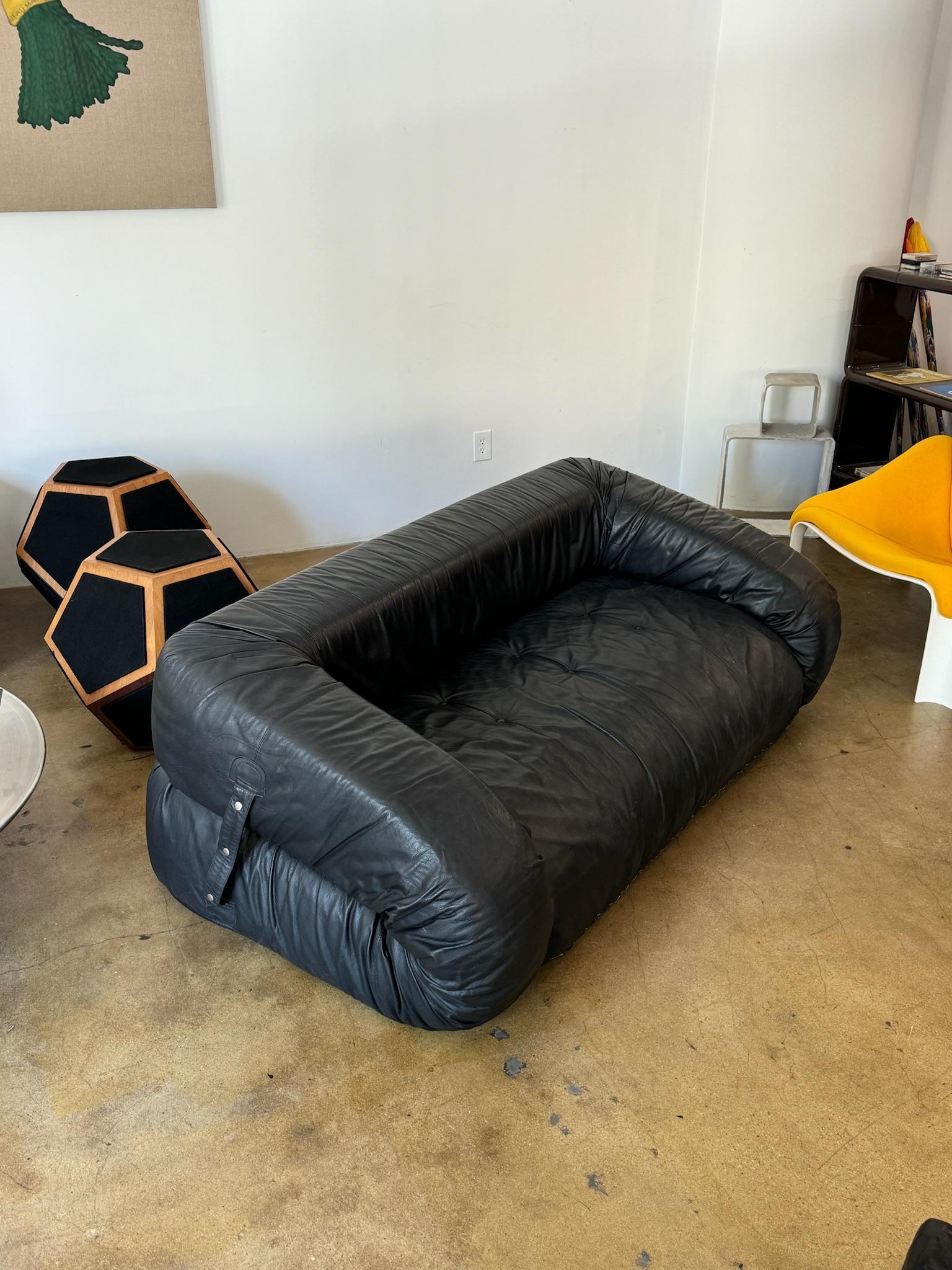 Anfibio Black Leather Sofa Bed by Alessandro Becchi for Giovannetti, 1970’s. In good vintage condition. Original leather.