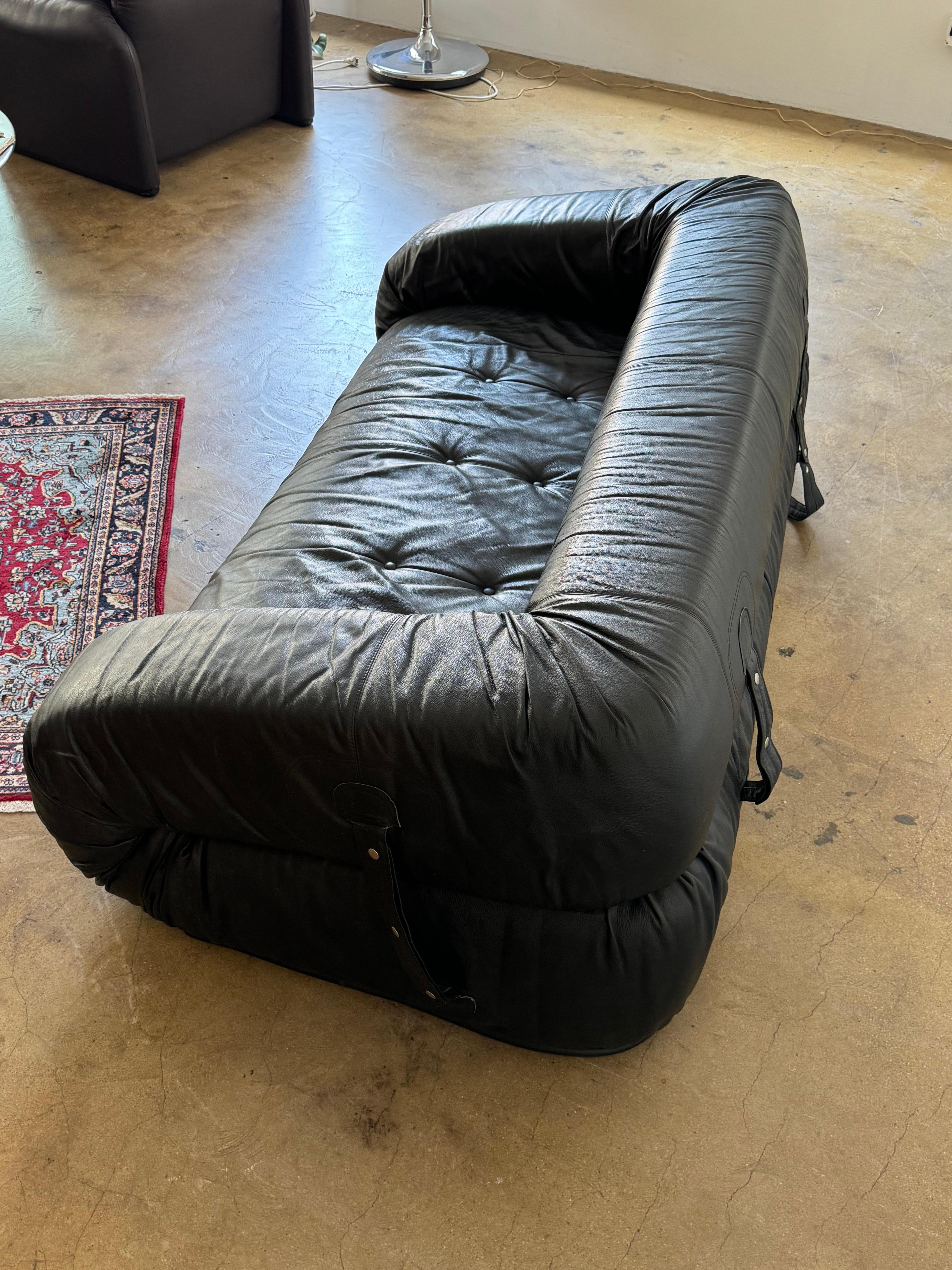 Mid-Century Modern Anfibio Black Leather Sofa Bed by Alessandro Becchi for Giovannetti, 1970’s en vente