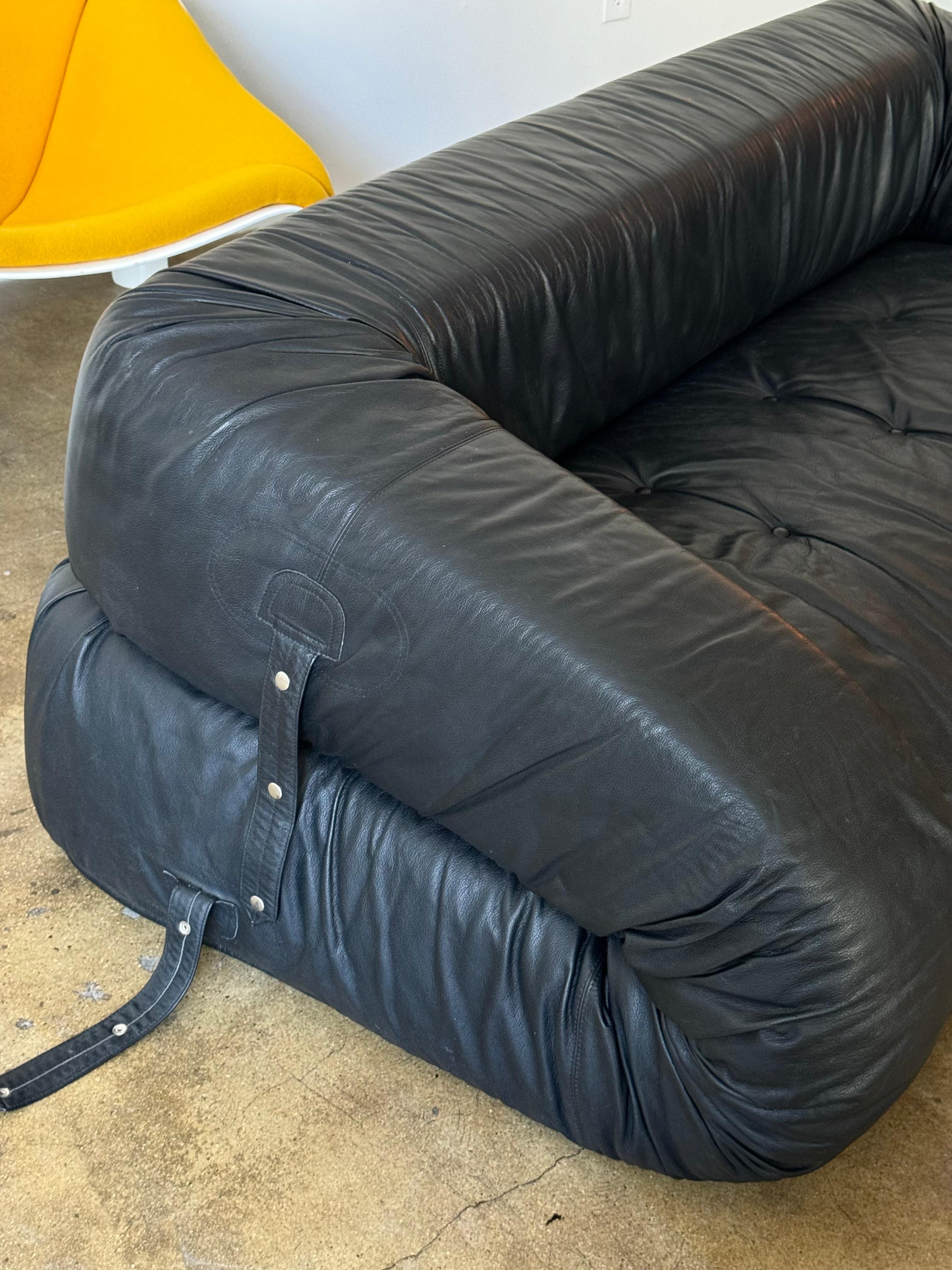 Fin du 20e siècle Anfibio Black Leather Sofa Bed by Alessandro Becchi for Giovannetti, 1970’s en vente