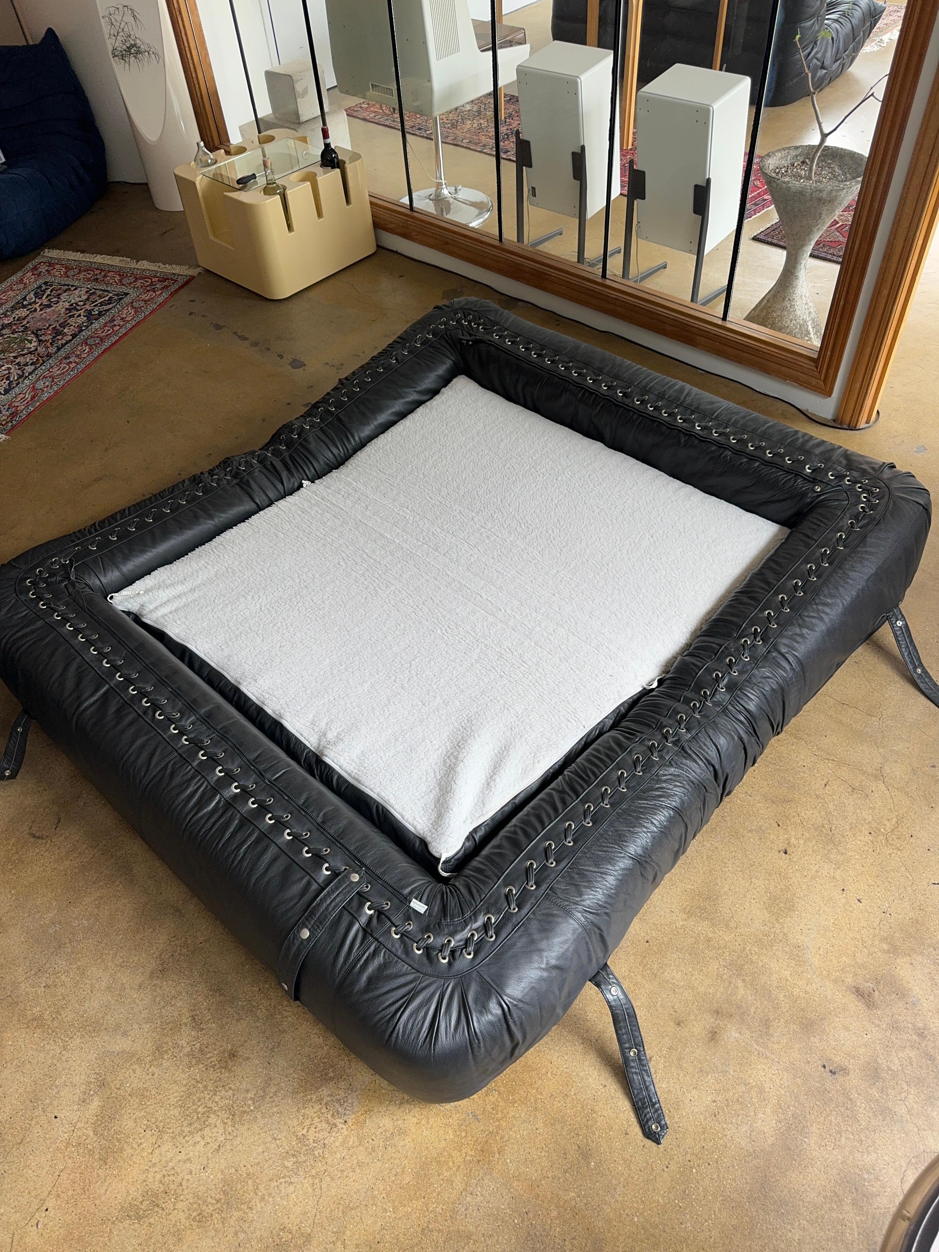 Anfibio Black Leather Sofa Bed by Alessandro Becchi for Giovannetti, 1970’s en vente 1