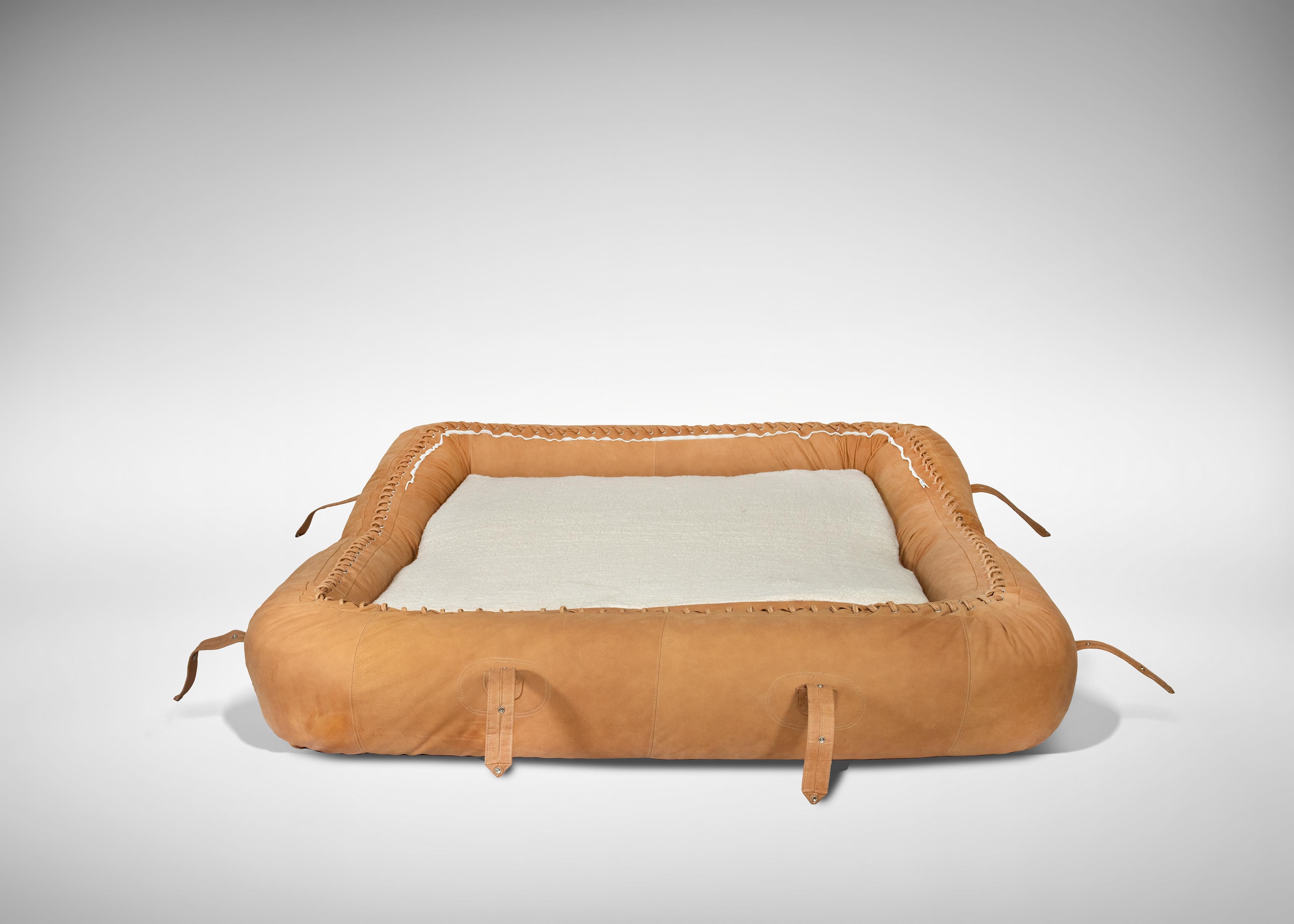 Le canapé 2 places Anfibio est un meuble design réalisé par Alessandro Becchi pour Giovannetti dans les années 1970.

Revêtement en cuir camel

Dimensions : 80 x 170 x 65 cm : 80 x 170 x 65 cm

Canapé-lit convertible iCon.

Très bon état.

 
Anfibio