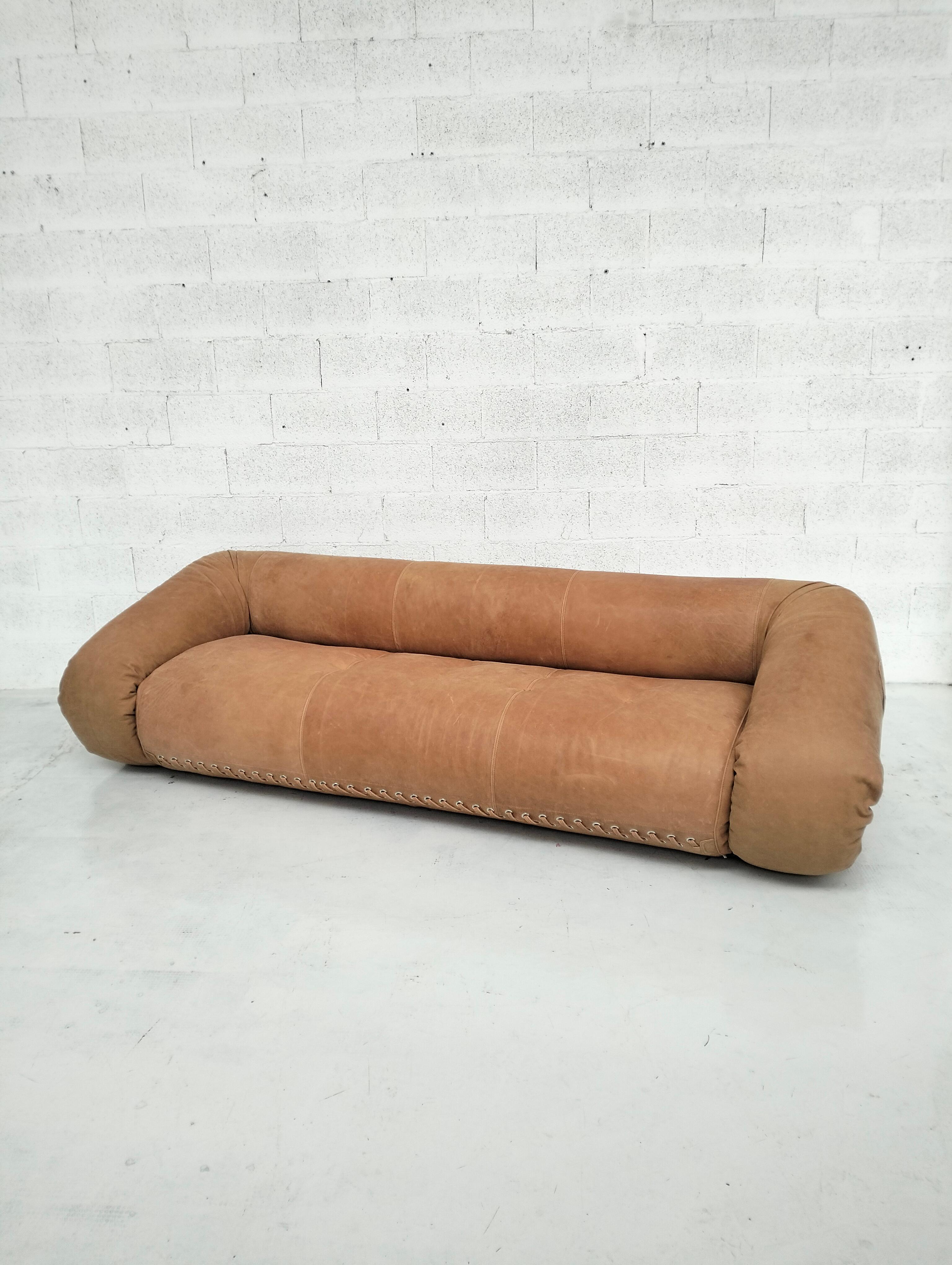 Canapé 3 places, lit de jour Alessandro conçu par Alessandro Becchi et produit par Giovannnetti dans les années 1970.
Conçu en 1970, le canapé-lit Anfibio a été décrit par les critiques du monde entier comme une 